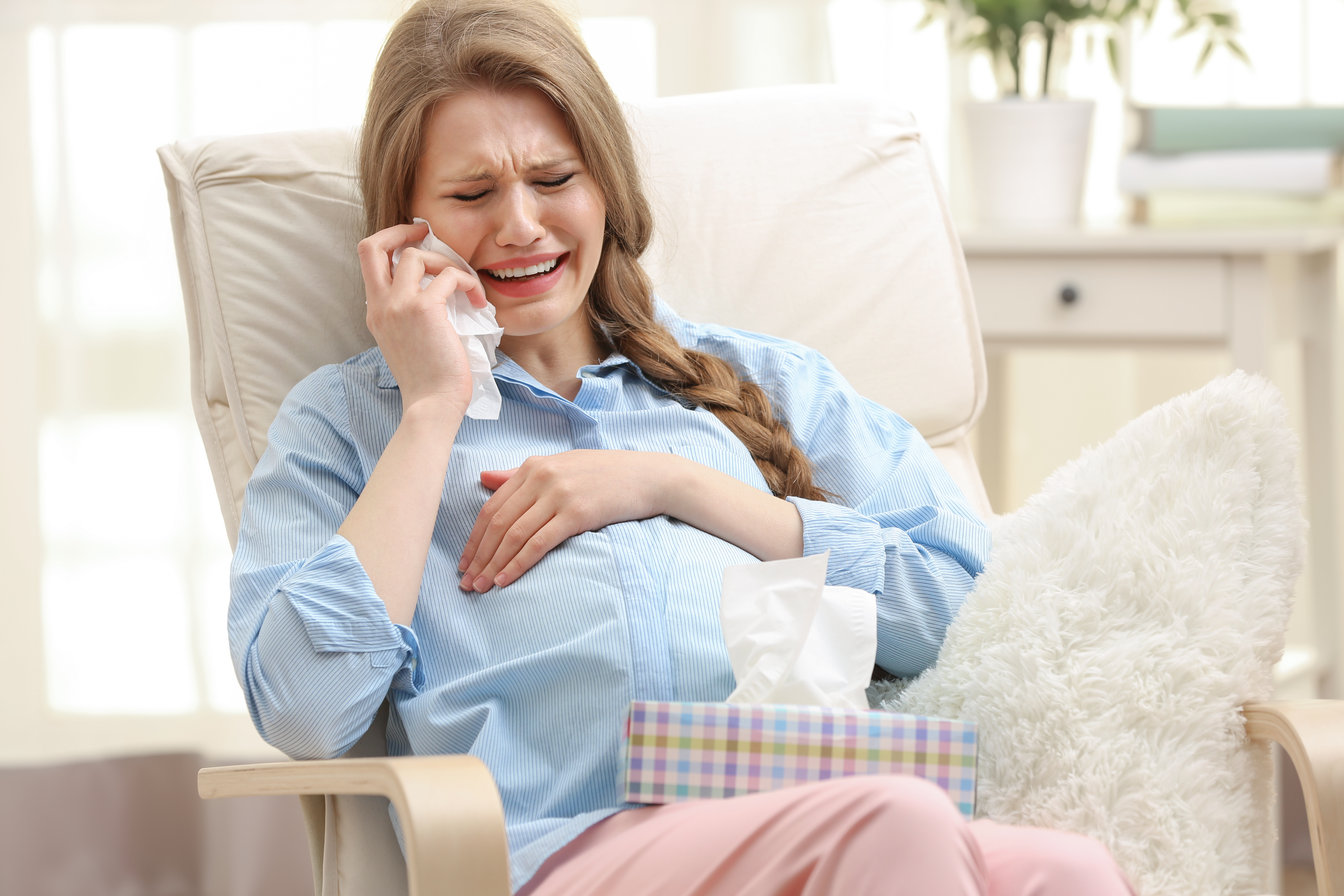 Une femme enceinte en train de pleurer | Source : Shutterstock