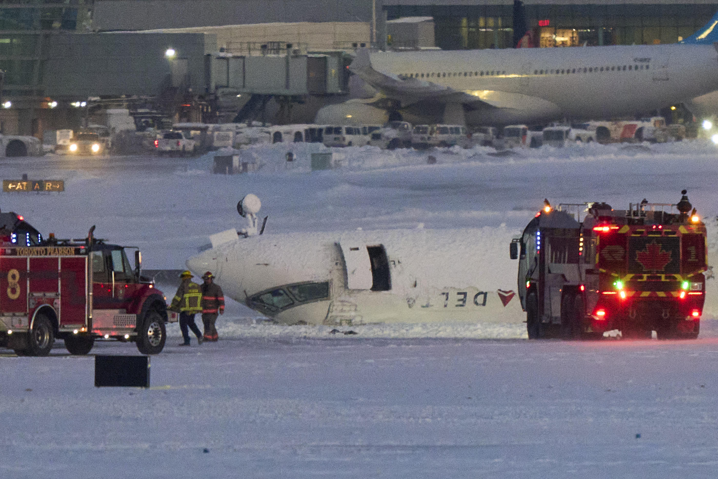 Un avion de Delta airlines repose sur son toit après s'être écrasé à l'atterrissage à l'aéroport Pearson de Toronto, Ontario, le 17 février 2025 | Source : Getty Images