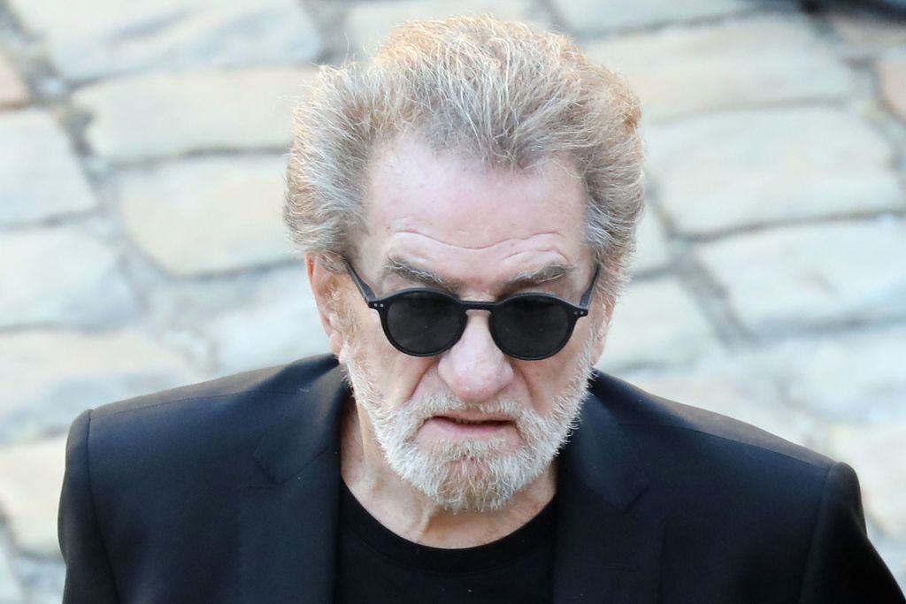 Eddy Mitchell débarque à l'hommage national à Charles Aznavour, le 5 octobre 2018 à l'hôtel des Invalides à Paris | Source : Getty Images