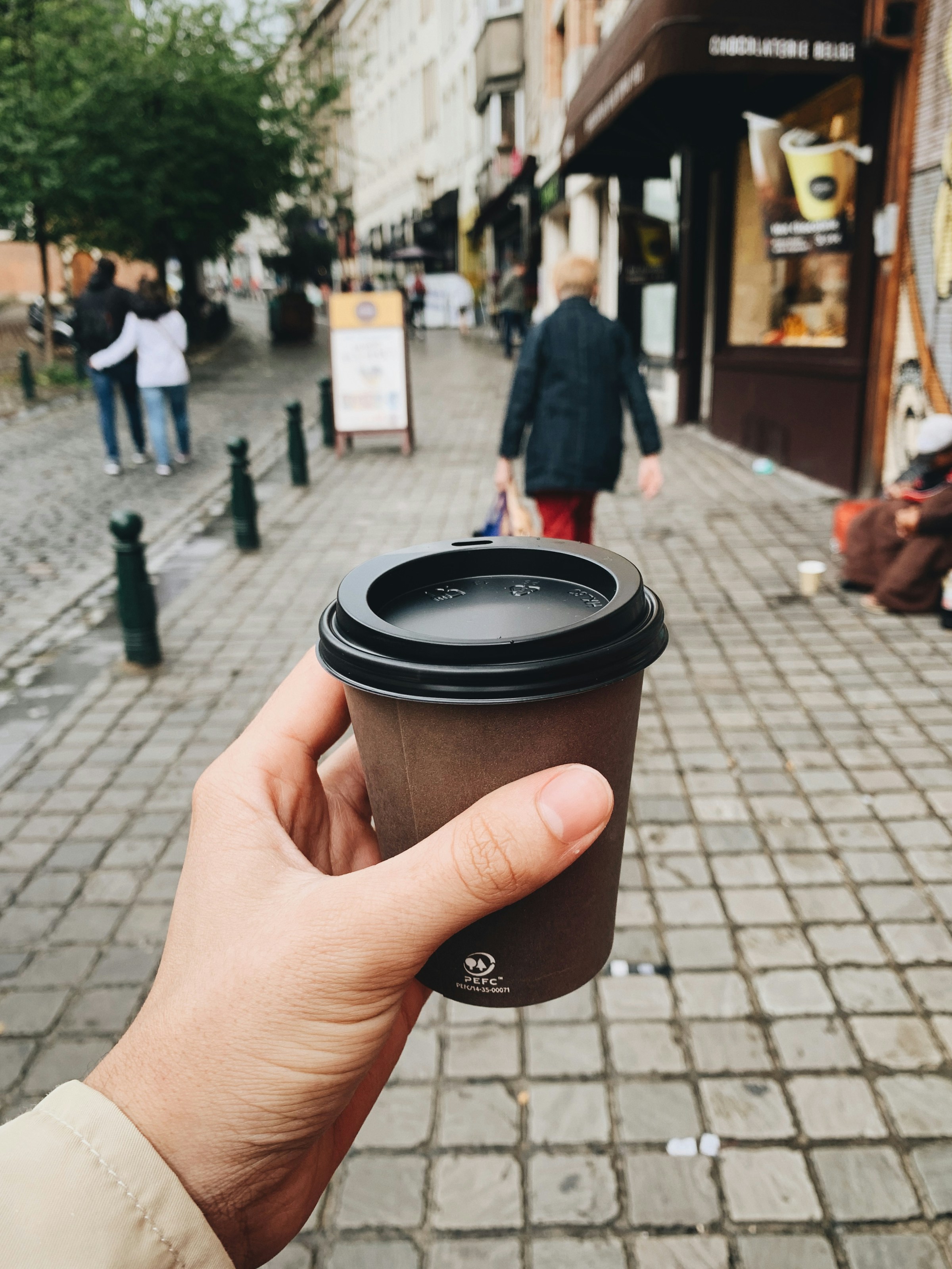 Une personne tenant un gobelet de café à emporter | Source : Unsplash