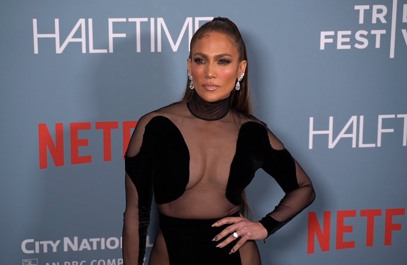 Jennifer Lopez porte sa bague de fiançailles alors qu'elle assiste à la première de "Halftime" lors de la soirée d'ouverture du festival du film de Tribeca à New York, le 8 juin 2022 | Source : Getty Images