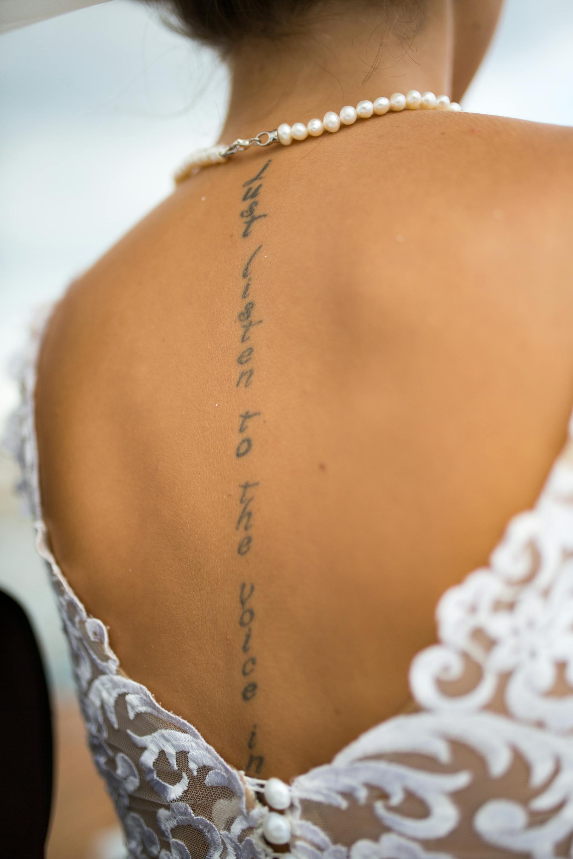 Le dos de la robe de mariée d'une mariée | Source : Pexels