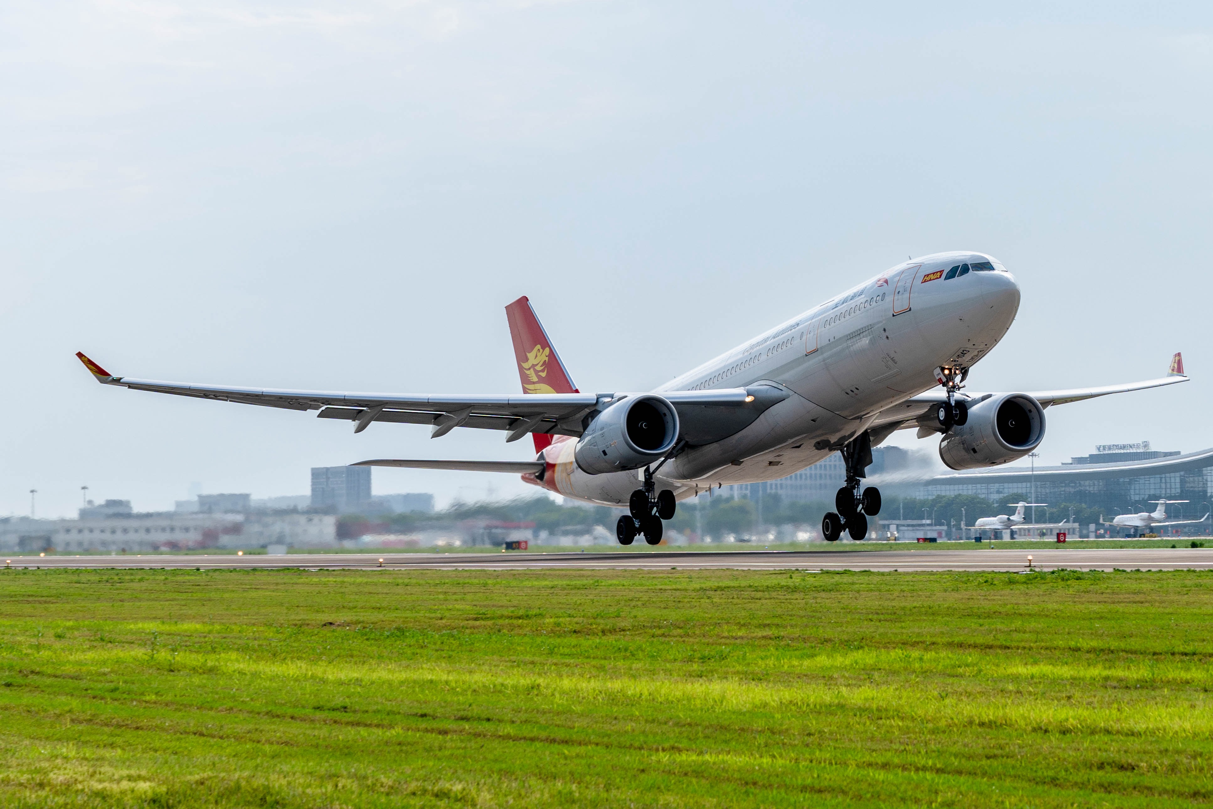 L'Airbus A350-200 du vol JD385 de Capital Airlines décollant de l'aéroport international de Hangzhou Xiaoshan le 16 juin 2024 | Source : Getty Images