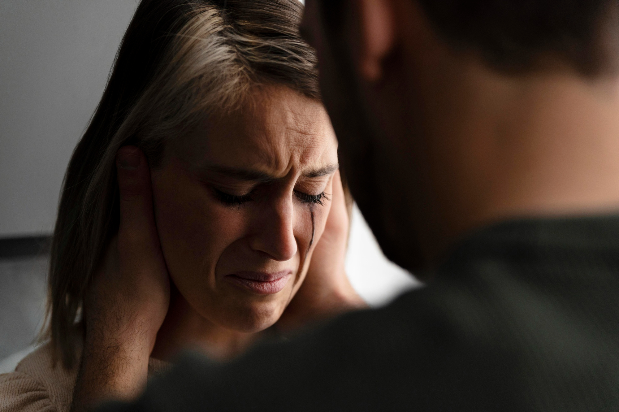 Une femme bouleversée qui pleure pendant que son homme la réconforte | Source : Freepik