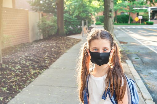 Une élève portant un masque. | Photo : Getty Images