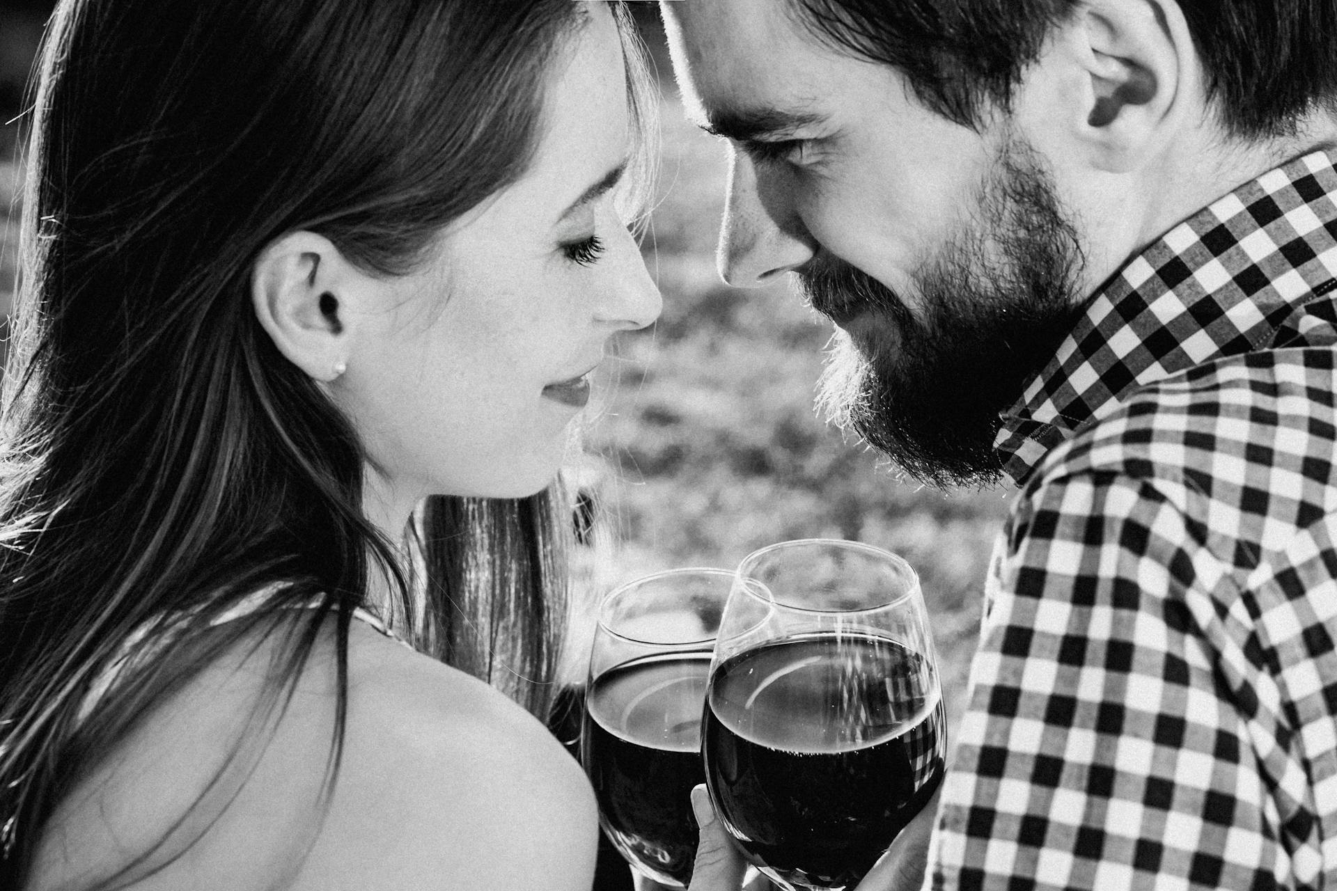 Un couple d'amoureux savourant leurs boissons en plein air | Source : Pexels