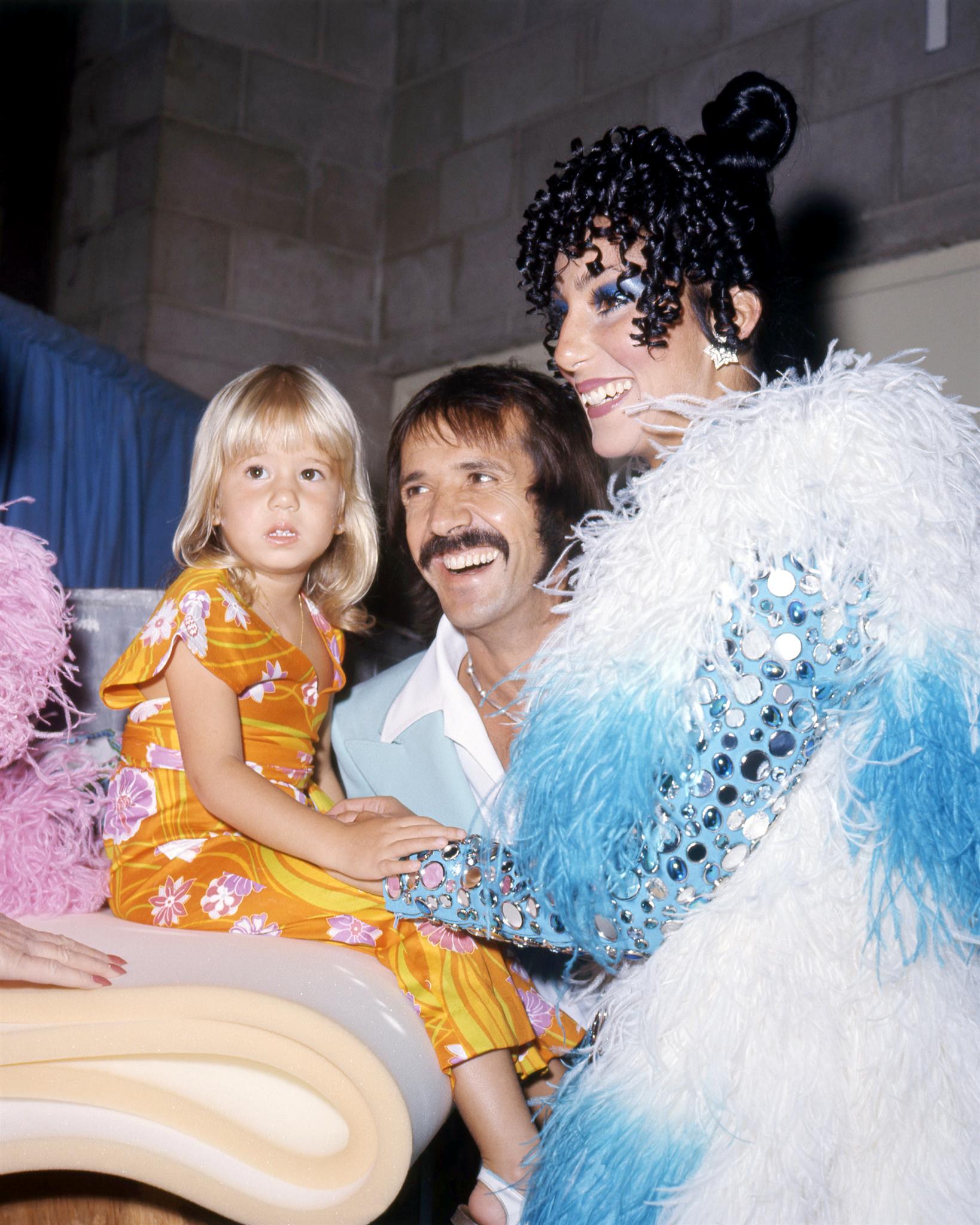 Duo de chanteurs américains Sonny & Cher avec leur fille Chastity (plus tard Chaz), vers 1973. | Source: Getty Images.