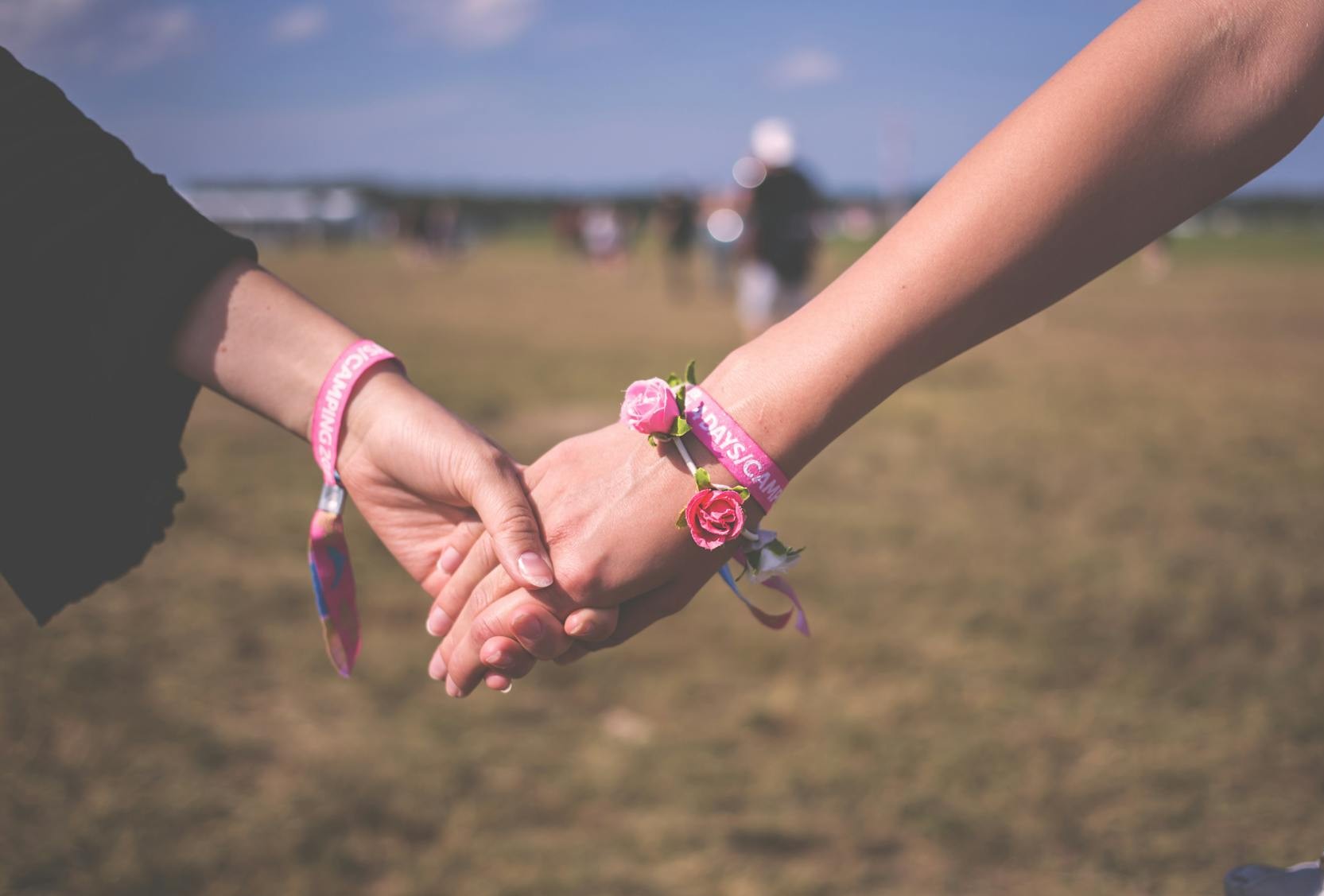 Des amis se tenant la main | Source : Pexels