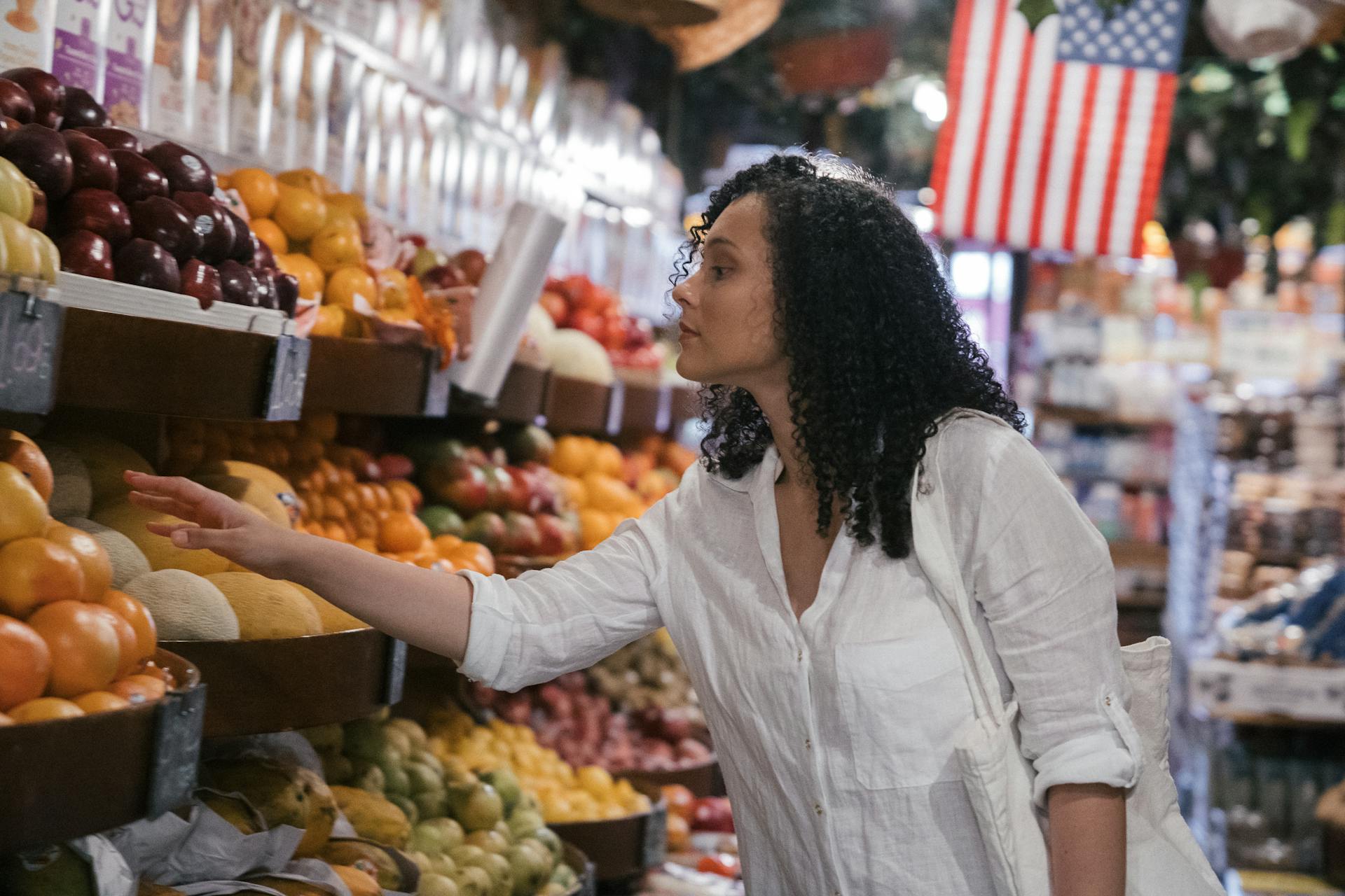 Une femme dans une épicerie | Source : Pexels