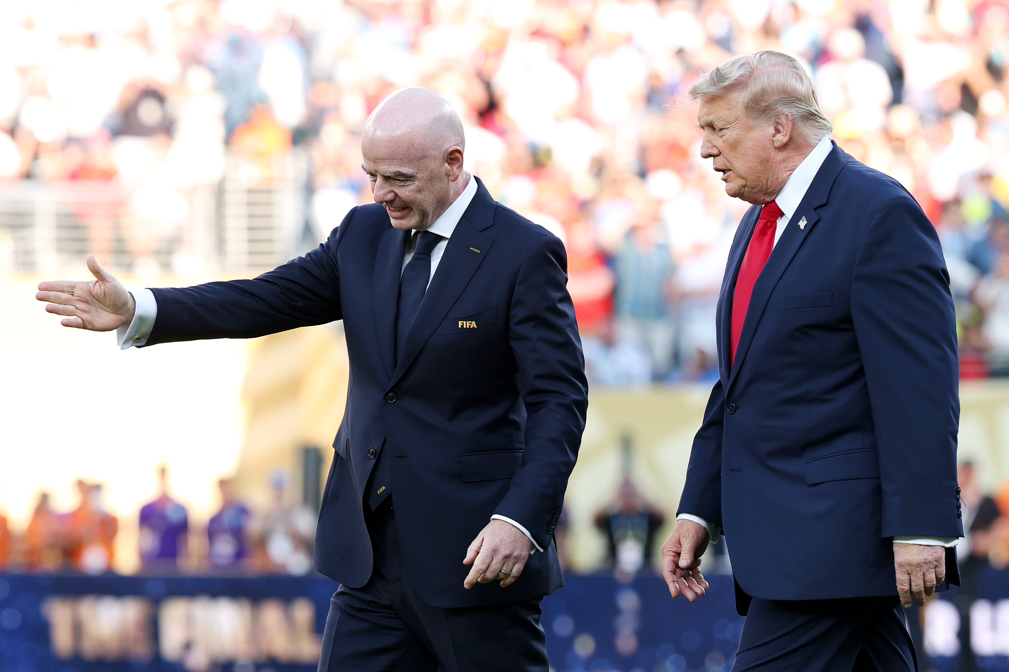 Gianni Infantino a semblé entraîner Trump à l'écart une fois la cérémonie officielle terminée, ce qui a poussé les téléspectateurs à se demander si ce moment reflétait un raté ou une mise en scène pas très claire. Ce bref échange est devenu l'un des moments improvisés les plus rediffusés de la finale. | Source : Getty Images