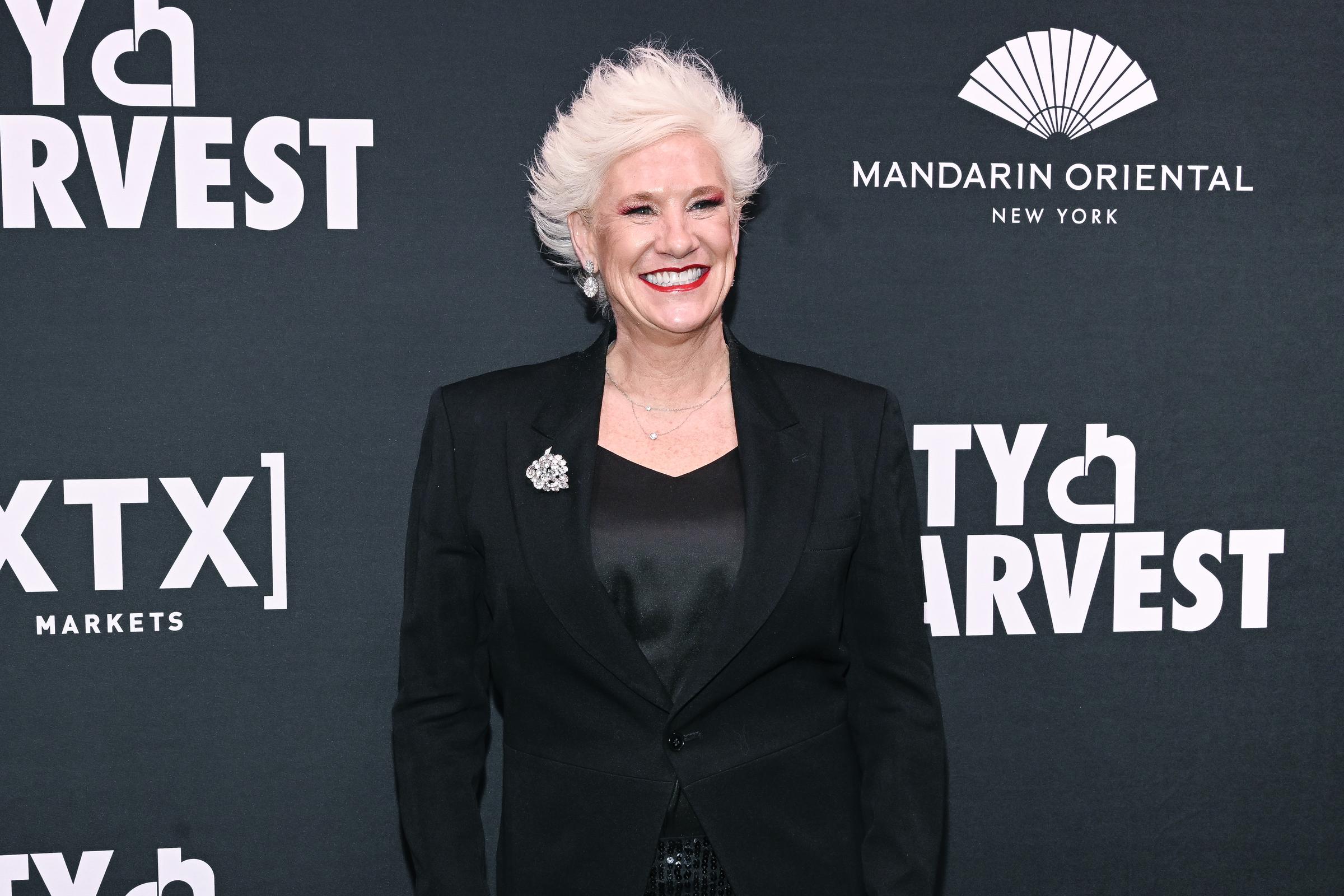 Anne Burrell pose pour une photo pendant le gala 2025 de City Harvest : Carnaval au Cipriani 42nd Street, le 22 avril 2025, à New York. | Source : Getty Images