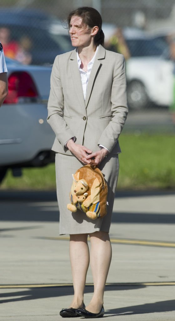 La nounou du prince George, Maria Teresa Turrion Borrallo, tient un sac kangourou alors que le duc et la duchesse de Cambridge et le prince George arrivent à l'aéroport de Sydney Kingsford Smith à bord d'un avion de la Royal Australian Air Force au cours du dixième jour de leur tournée officielle en Nouvelle-Zélande et en Australie. І Source : Getty Images