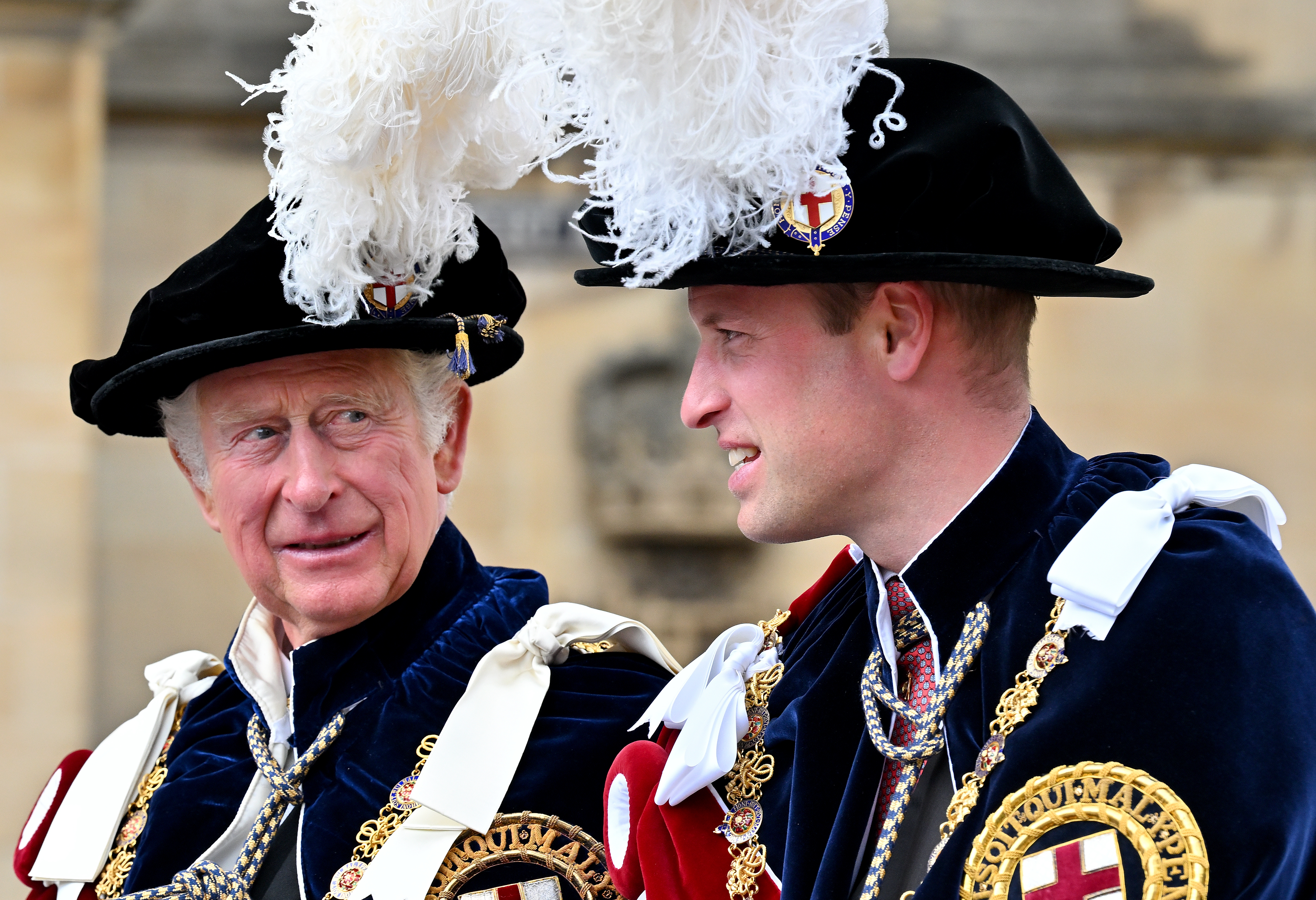 Le roi Charles III et le prince William assistent au service de l'Ordre de la Jarretière à la chapelle St George, au château de Windsor, le 13 juin 2022 à Windsor, en Angleterre | Source : Getty Images