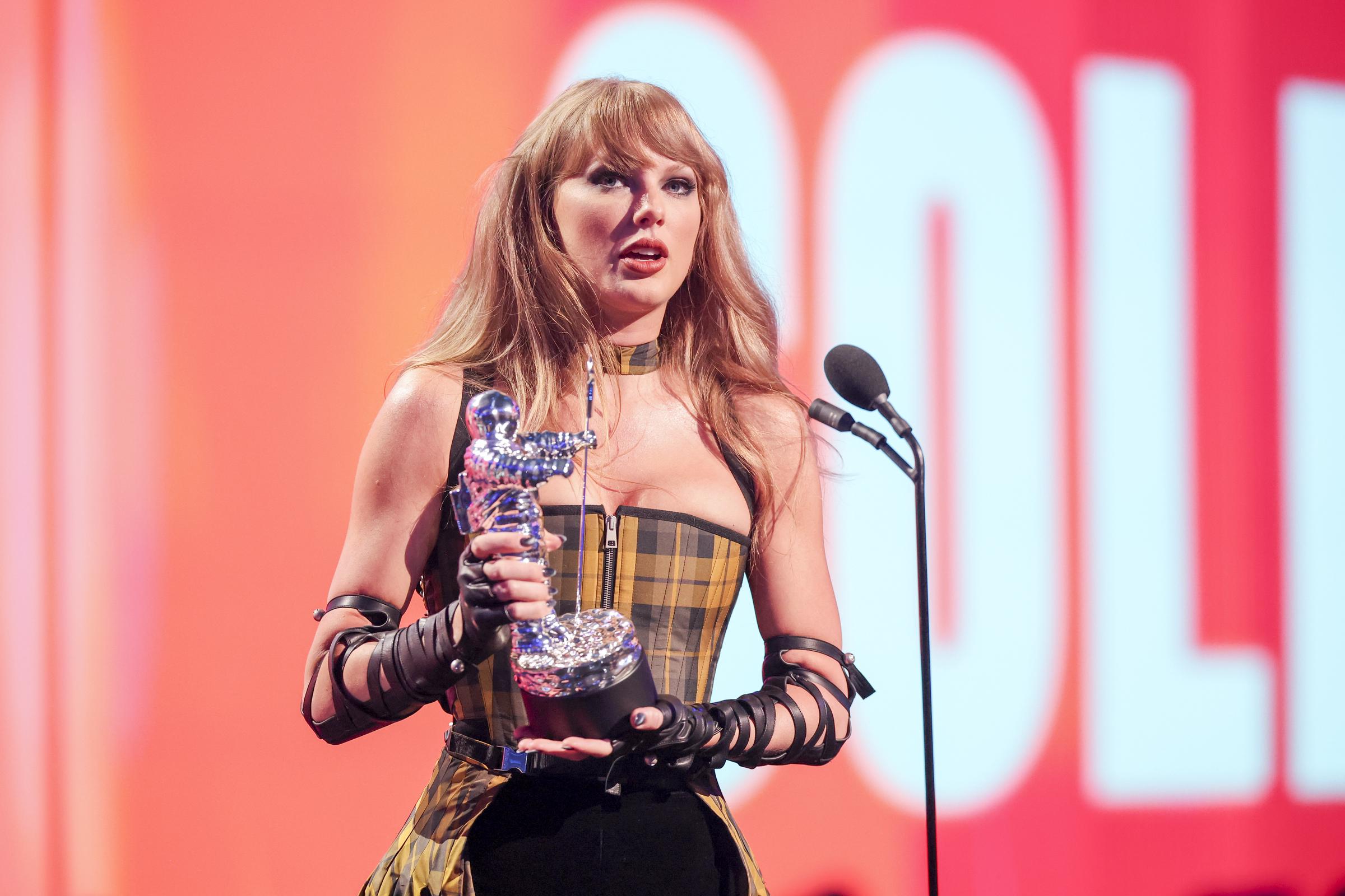 Taylor Swift accepte le prix de la meilleure collaboration pour "Fortnight" lors des MTV Video Music Awards 2024 le 11 septembre 2024 | Source : Getty Images