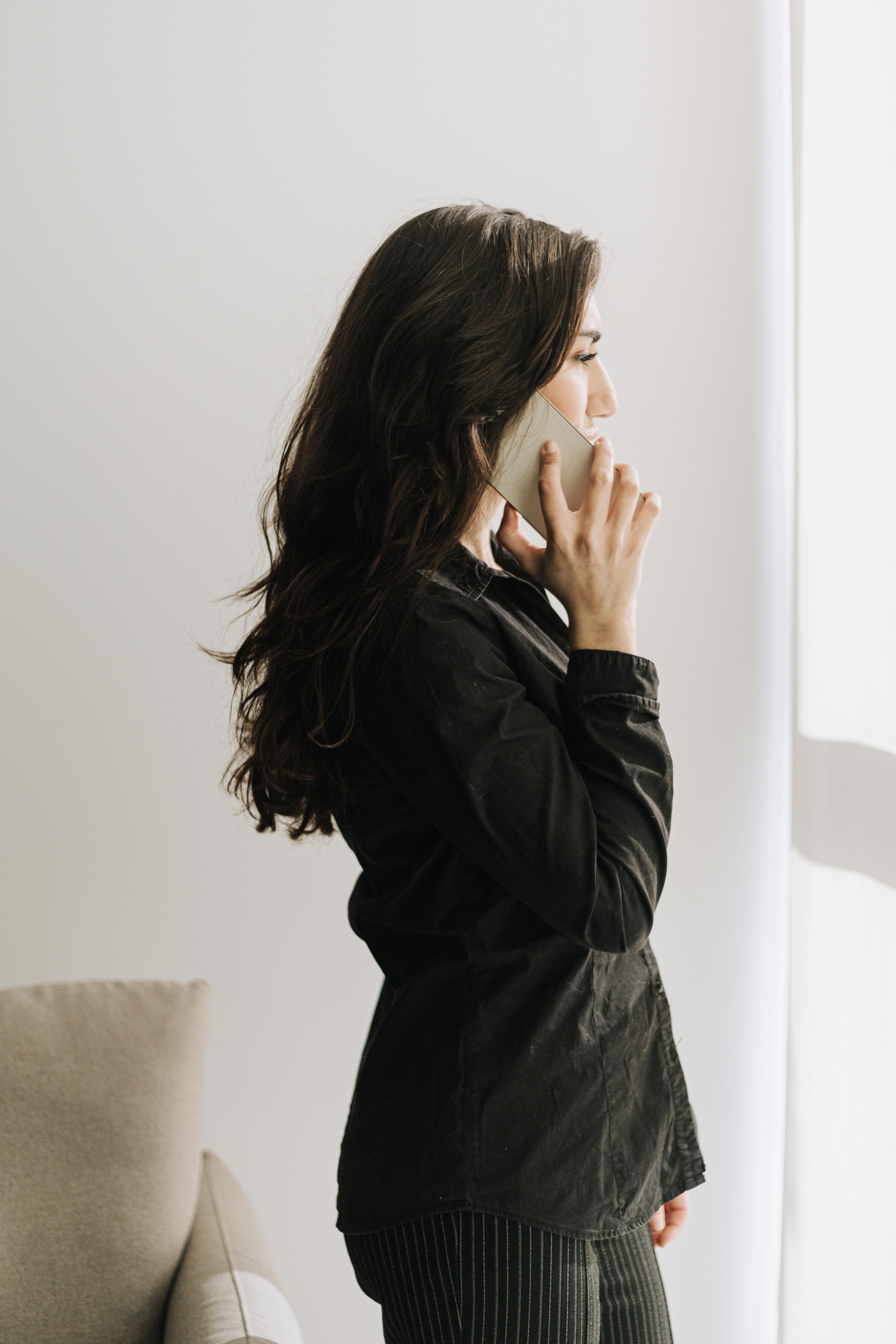 Une femme utilisant son téléphone | Source : Pexels