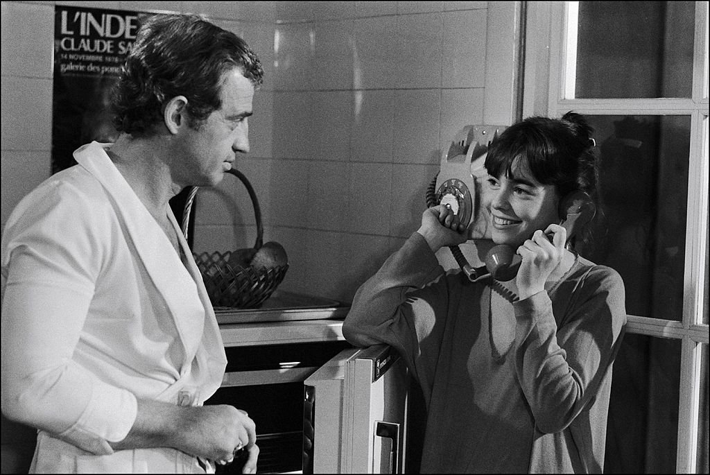 Jean-Paul Belmondo et Julie Jézéquel sur le tournage de "Flic ou Voyou" le 11 décembre 1978. l Source : Getty Images