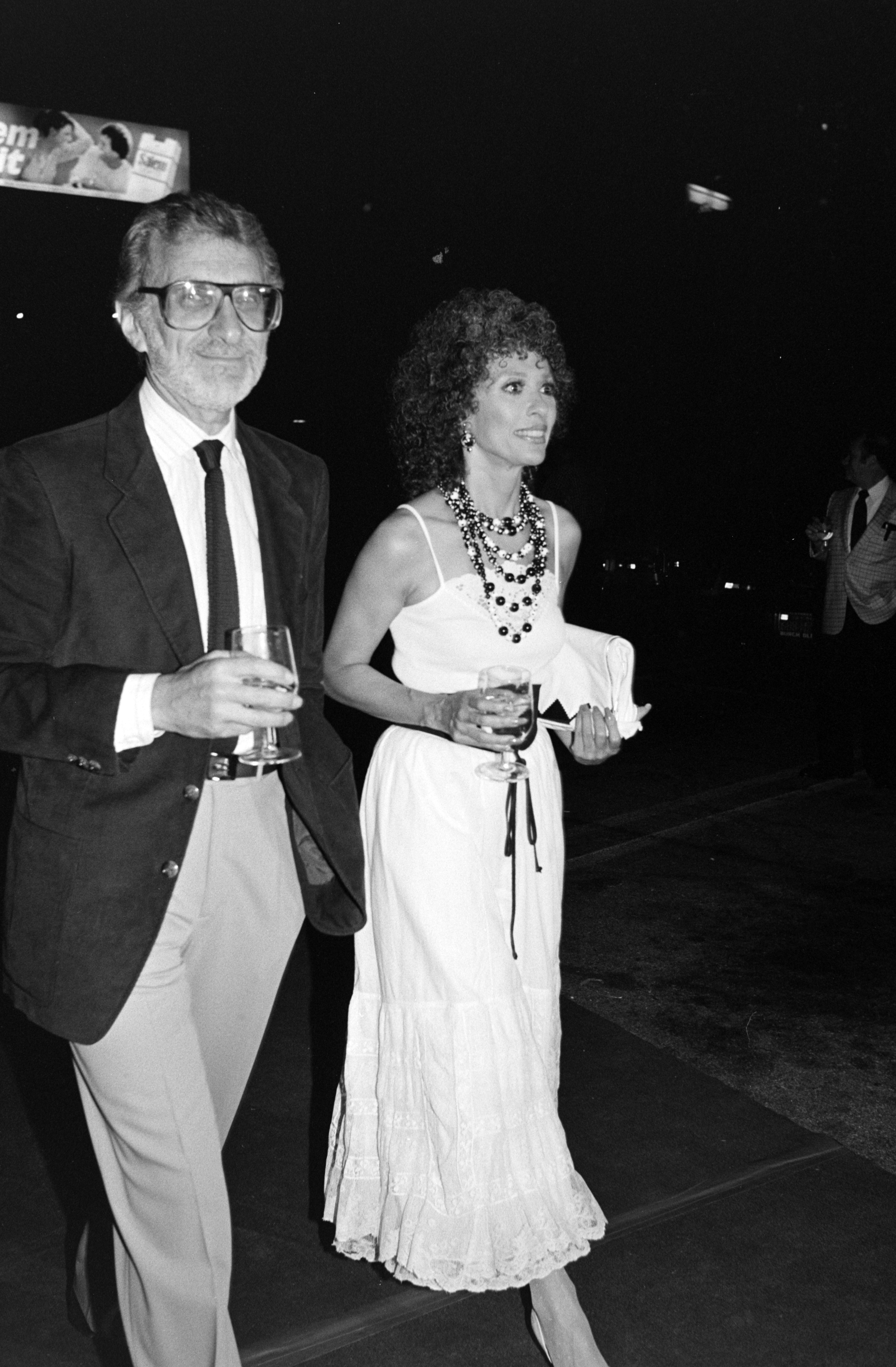 Leonard Gordon et Rita Moreno assistent à une fête le 13 septembre 1983 à Los Angeles, en Californie. | Source : Getty Images