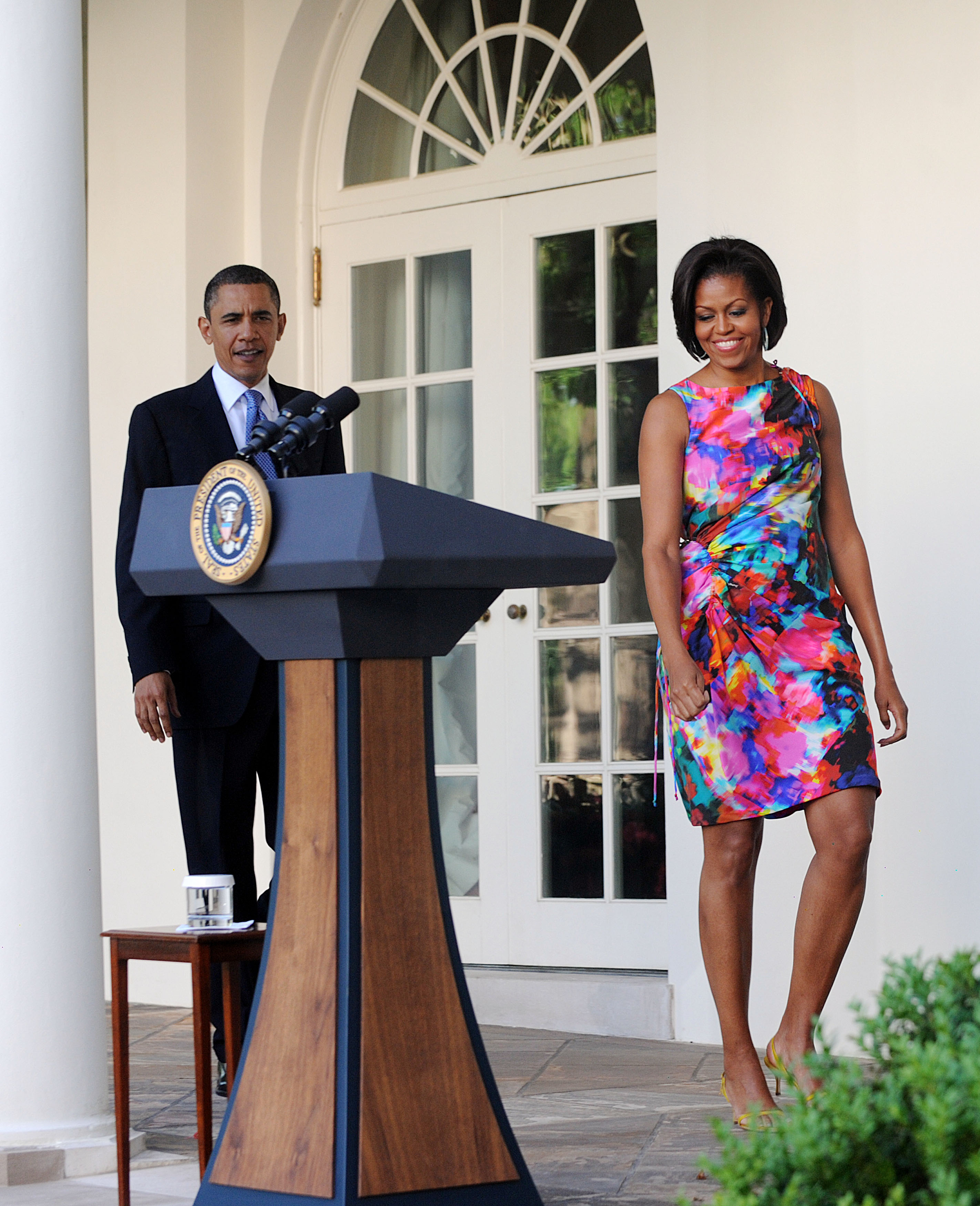Aux côtés de Barack à la Maison Blanche, Michelle profitait souvent de ses apparitions officielles pour montrer que s'habiller pour un rôle politique ne voulait pas forcément dire se fondre dans un uniforme prévisible. Le contraste entre le cadre présidentiel et ses choix plus audacieux a contribué à rendre son style de première dame si reconnaissable. | Source : Getty Images
