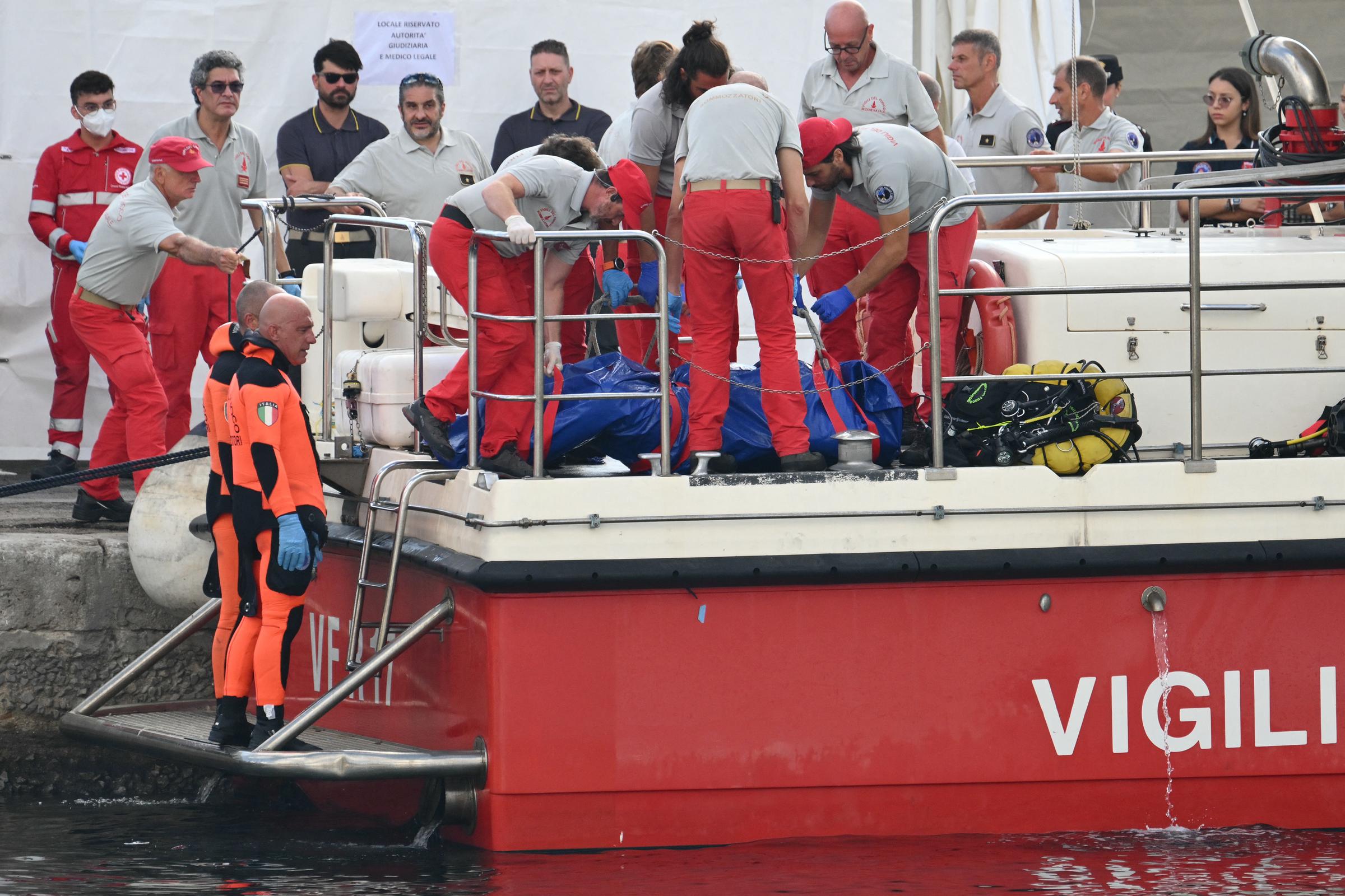 Des sauveteurs portent un corps après le retour des plongeurs dans le port de Porticello, près de Palerme, le 22 août 2024, trois jours après le naufrage du yacht de luxe Bayesian battant pavillon britannique. | Source : Getty Images