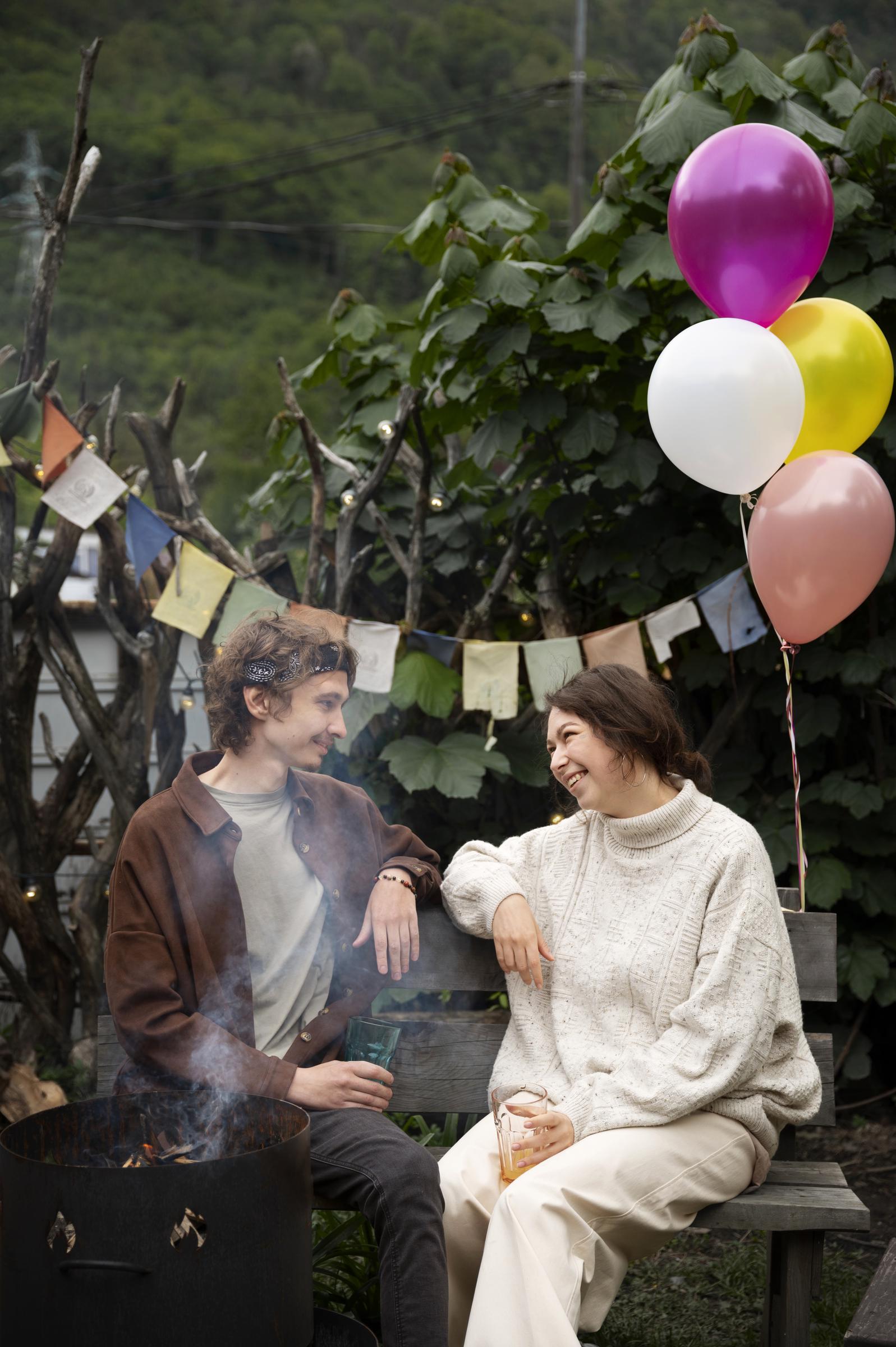 Un homme et une femme qui discutent lors d'une fête | Source : Freepik
