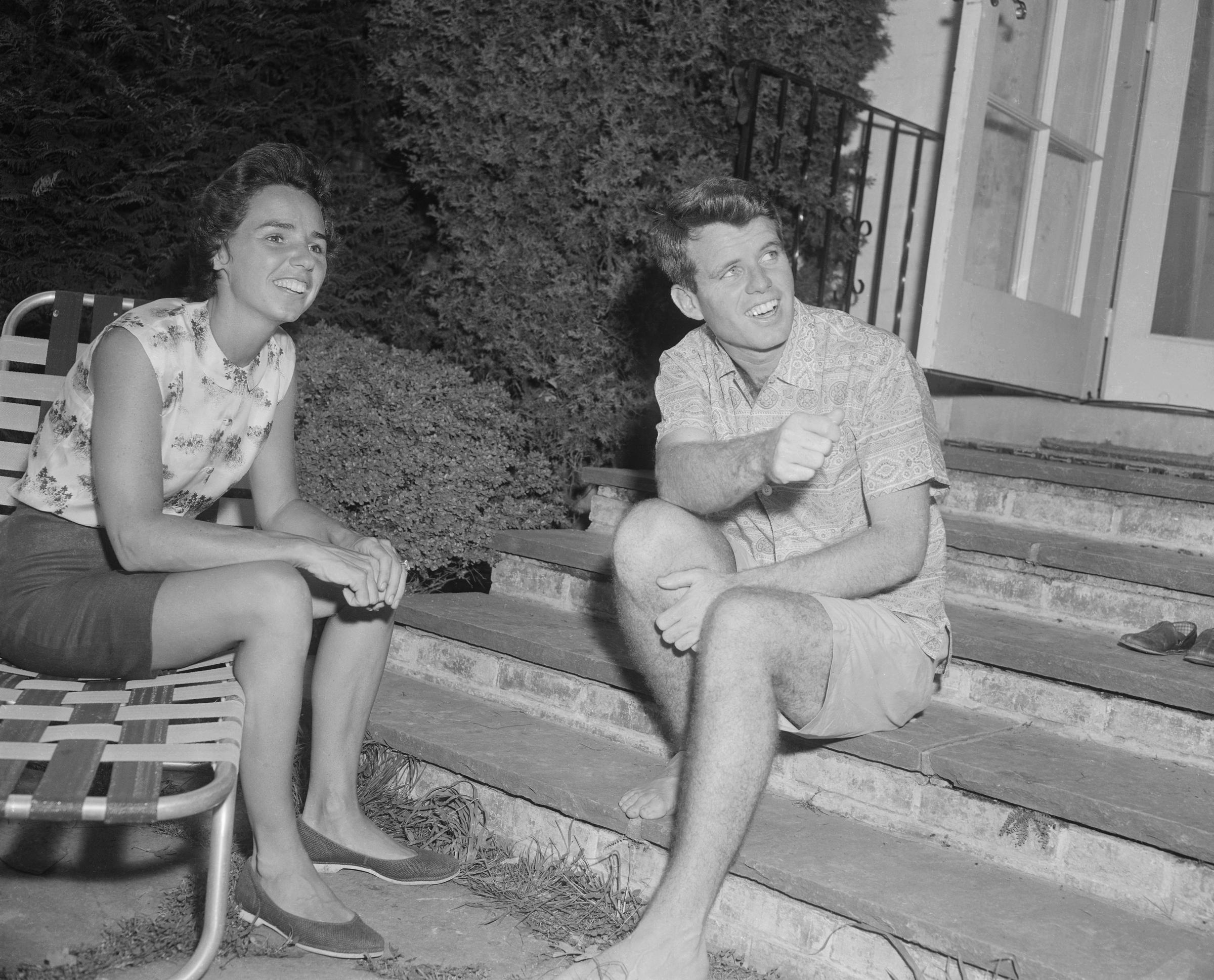 Ethel et Robert F. Kennedy assis, en train de discuter, le 25 juin 1957 | Source : Getty Images