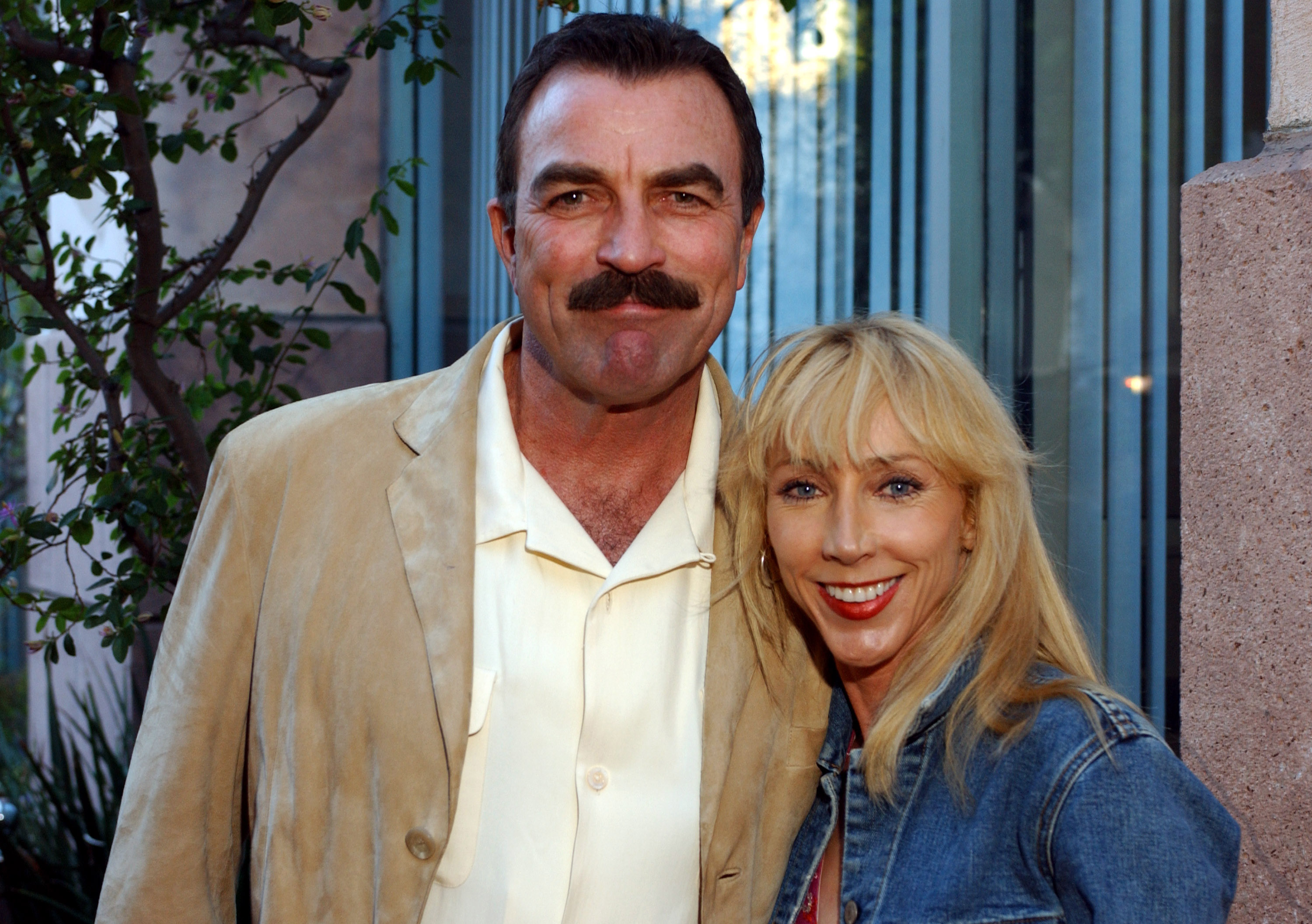 Tom Selleck et sa femme, Jillie Mack, au Grand Havana Room à Beverly Hills, Californie en 2003 | Source : Getty Images.