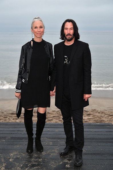 Alexandra Grant et Keanu Reeves assistent au spectacle Saint Laurent Mens Spring Summer 20 à Paradise Cove Malibu, Californie. | Photo: Getty Images
