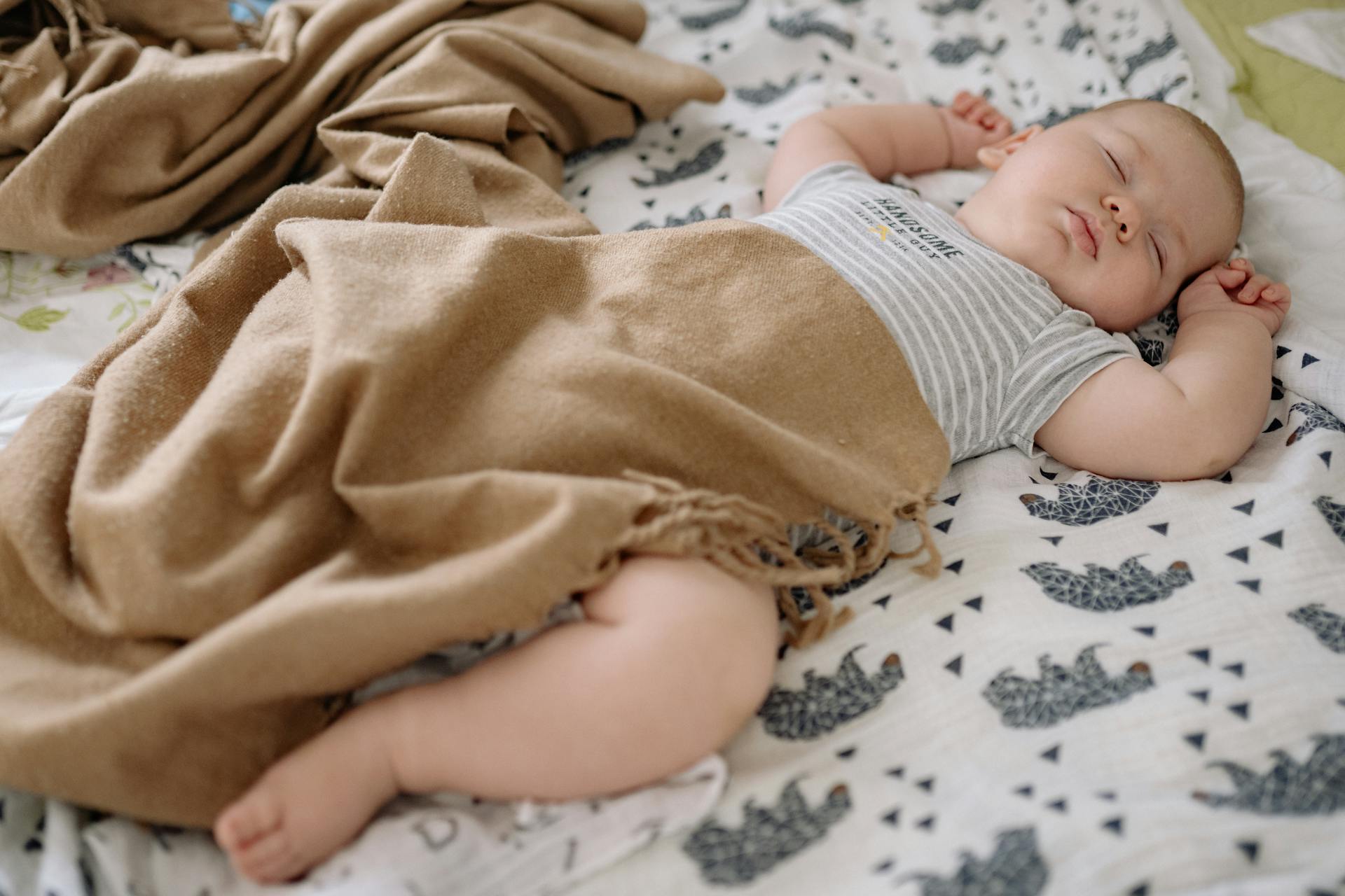 Un bébé qui dort dans un berceau | Source : Pexels