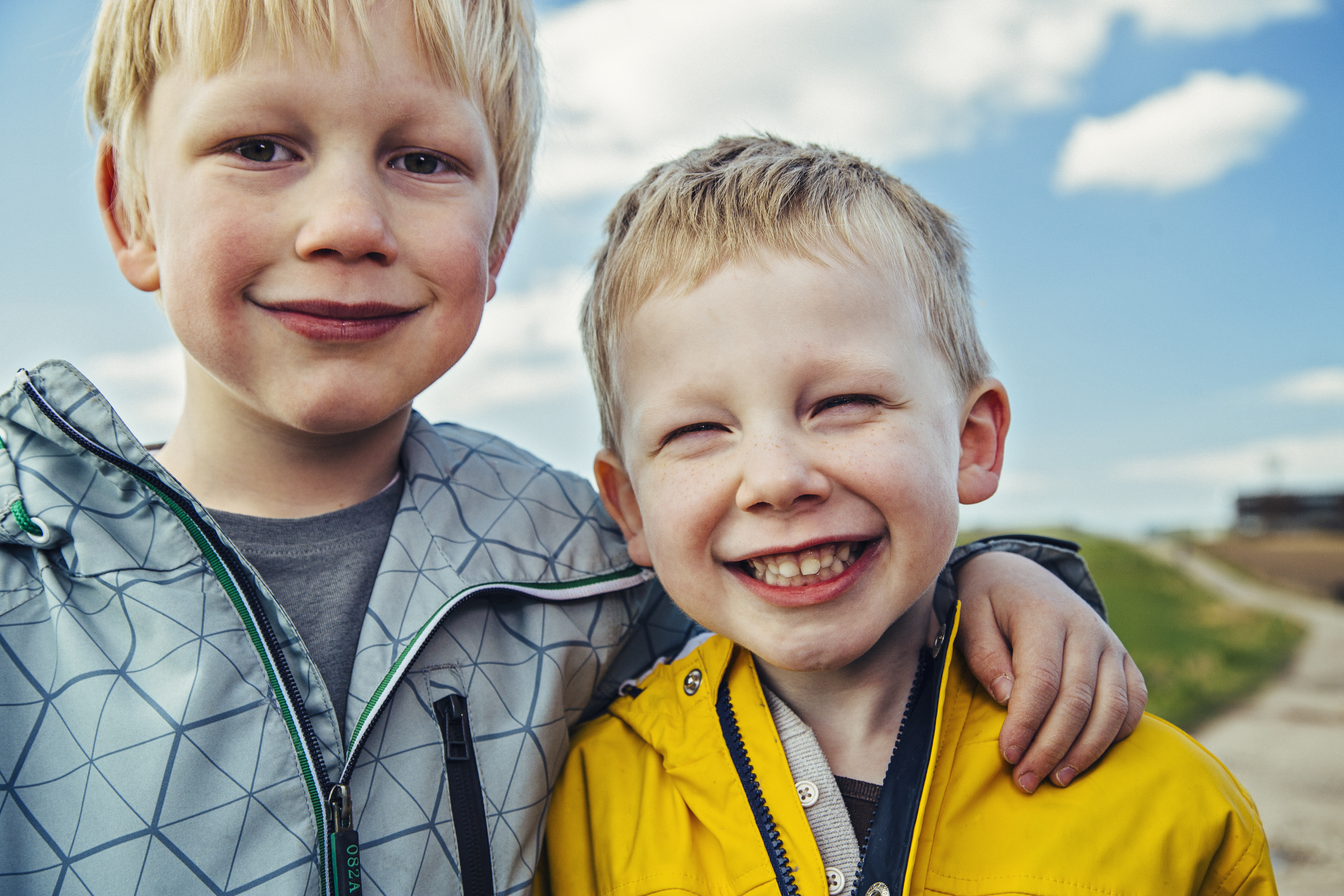 Deux petits garçons souriants | Source : Getty Images