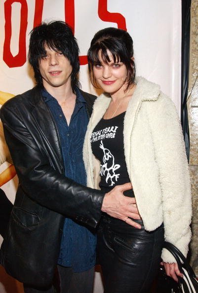 Le musicien / acteur Coyote Shivers (L) et son épouse Pauley Perrette assistent à la première du film "Down and Out With the Dolls" le 11 mars 2003, au CineSpace à Hollywood, Californie.  |  Source : Getty Images.