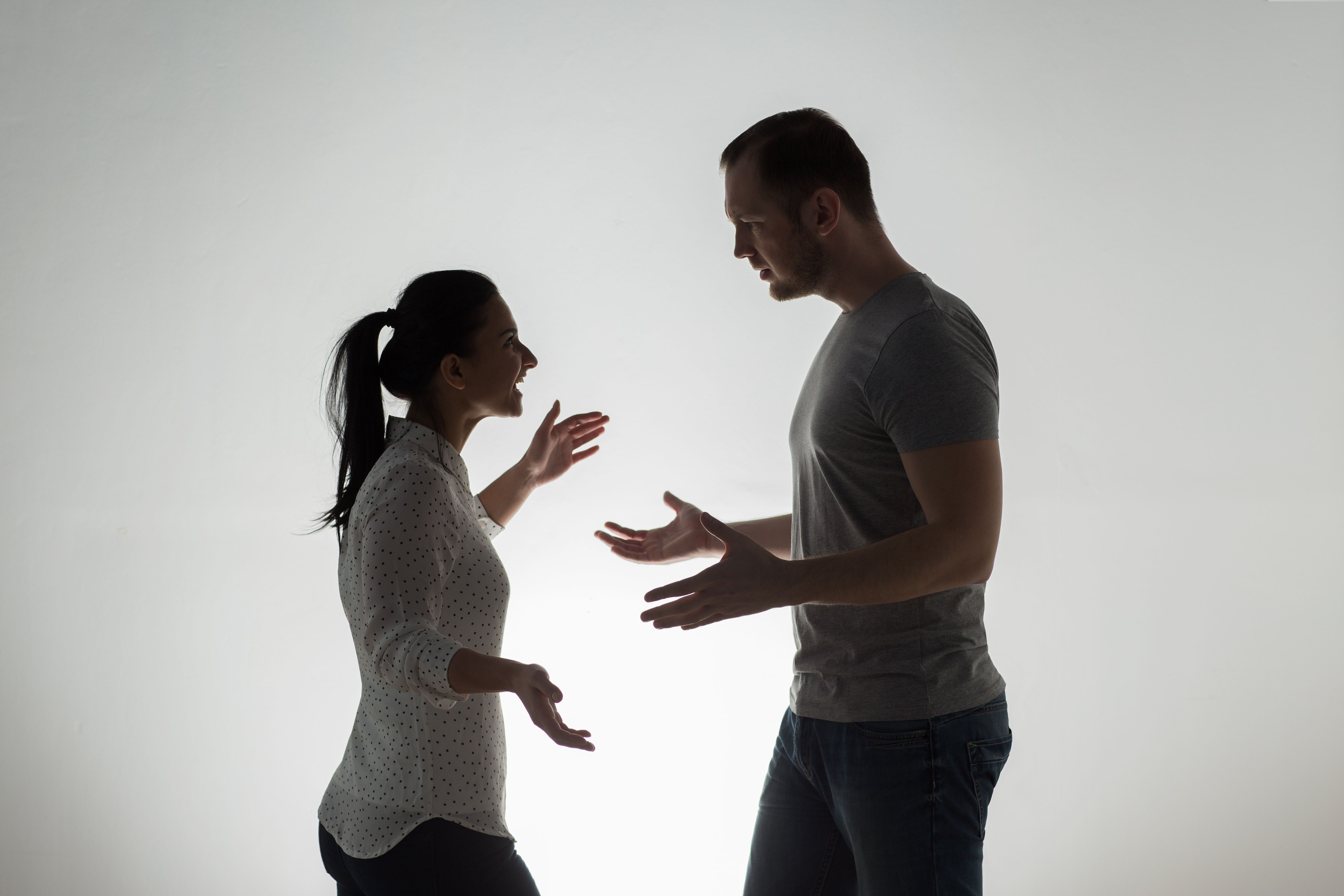 Un mari et femme en train de se disputer | Source : Shutterstock