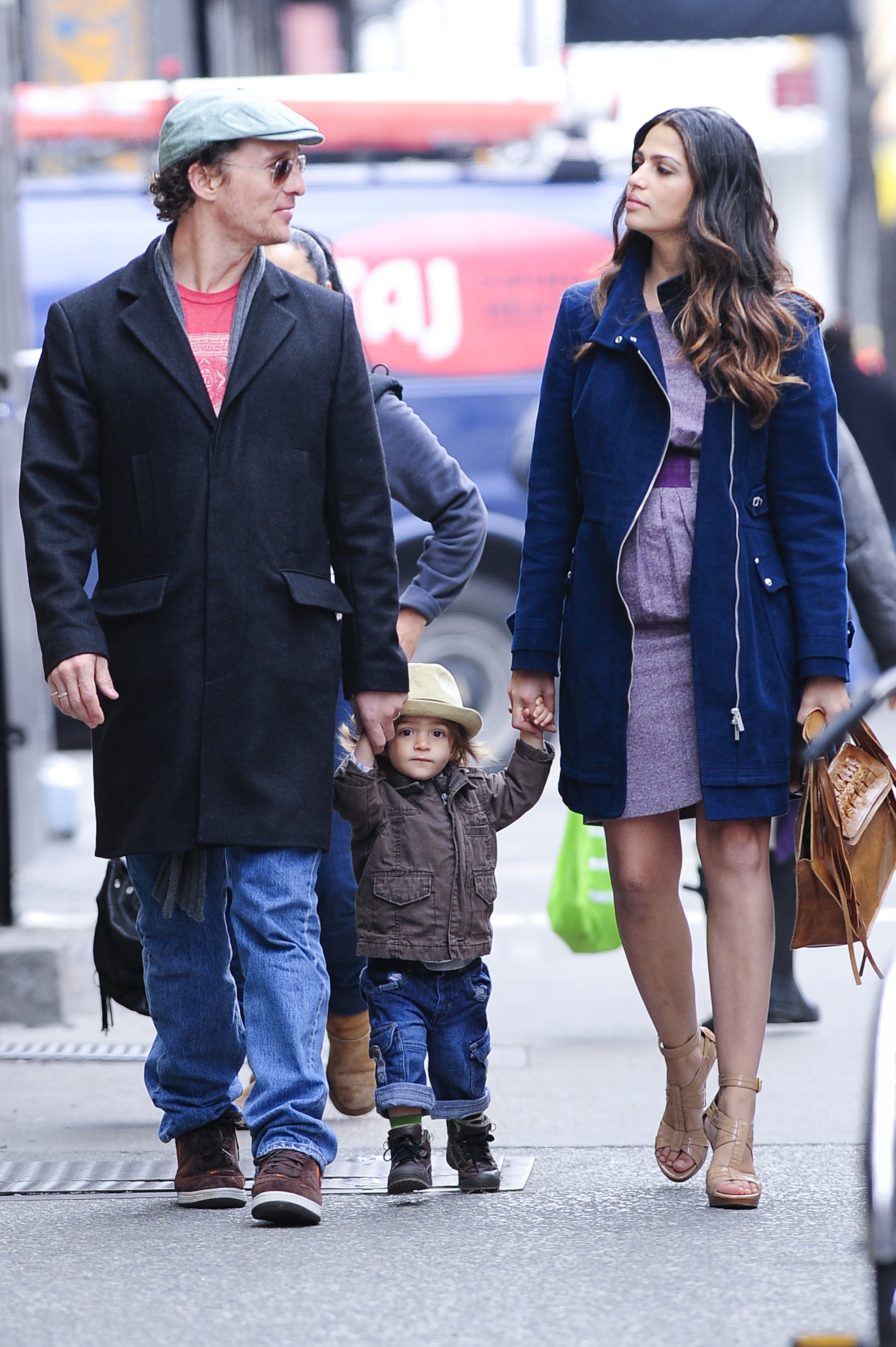 Matthew McConaughey, Levi McConaughey et Camila Alves se promènent dans Soho à New York, le 11 mars 2010. | Source : Getty Images