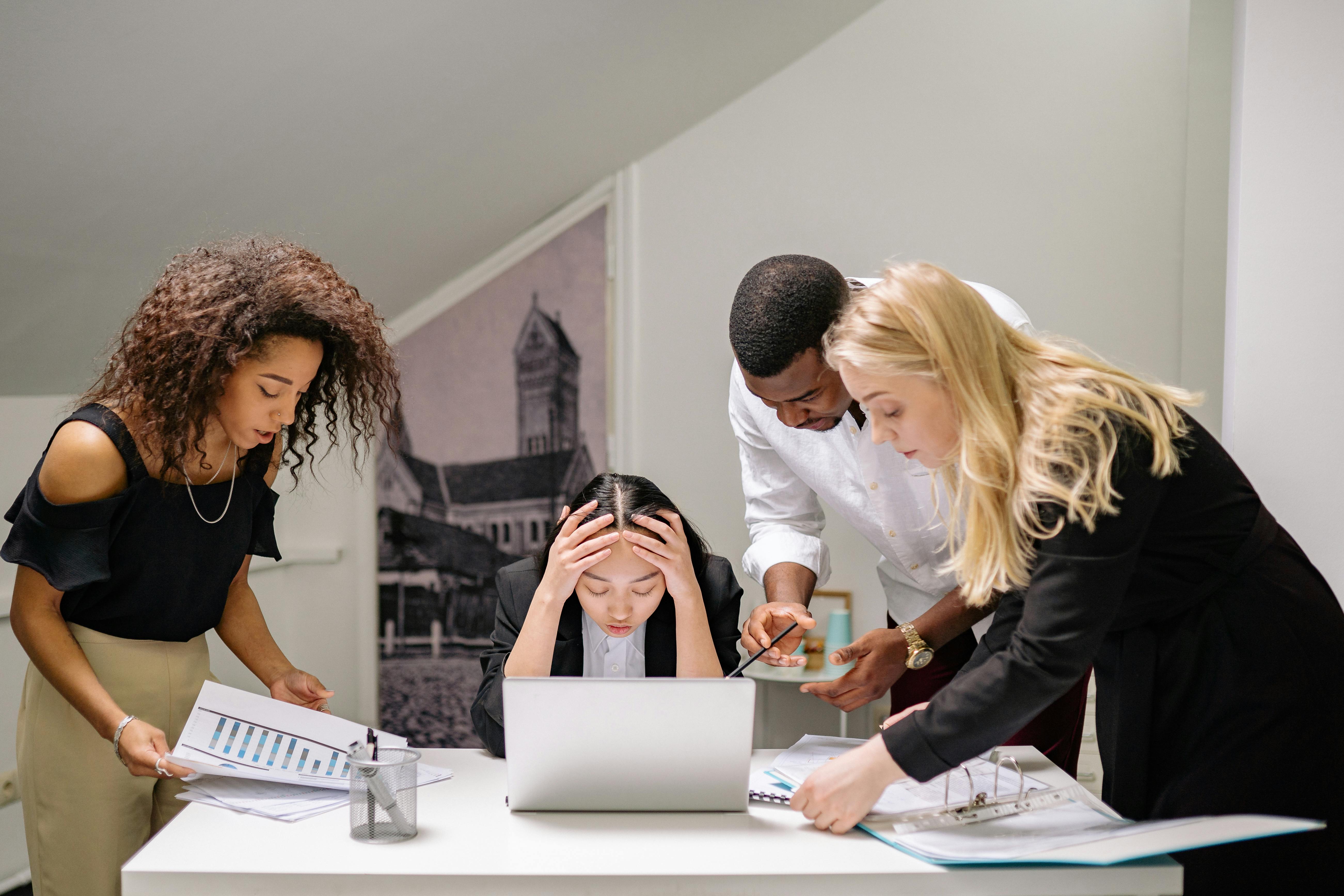 Une femme stressée par plusieurs personnes qui l'entourent | Source : Pexels