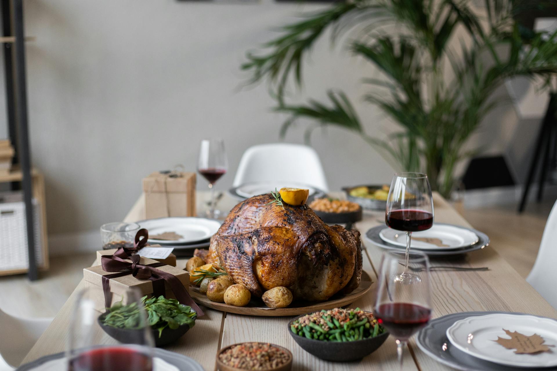 Le dîner de Thanksgiving posé sur une table | Source : Pexels