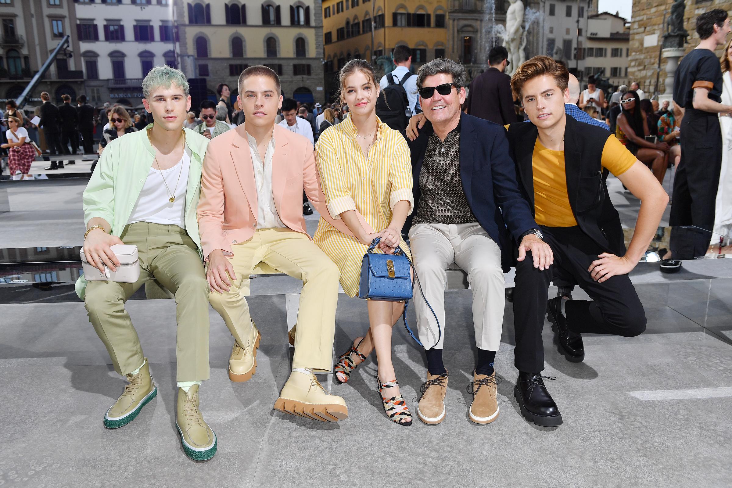 Dylan et Cole Sprouse au défilé de mode Salvatore Ferragamo, le 11 juin 2019, à Florence, en Italie. | Source : Getty Images