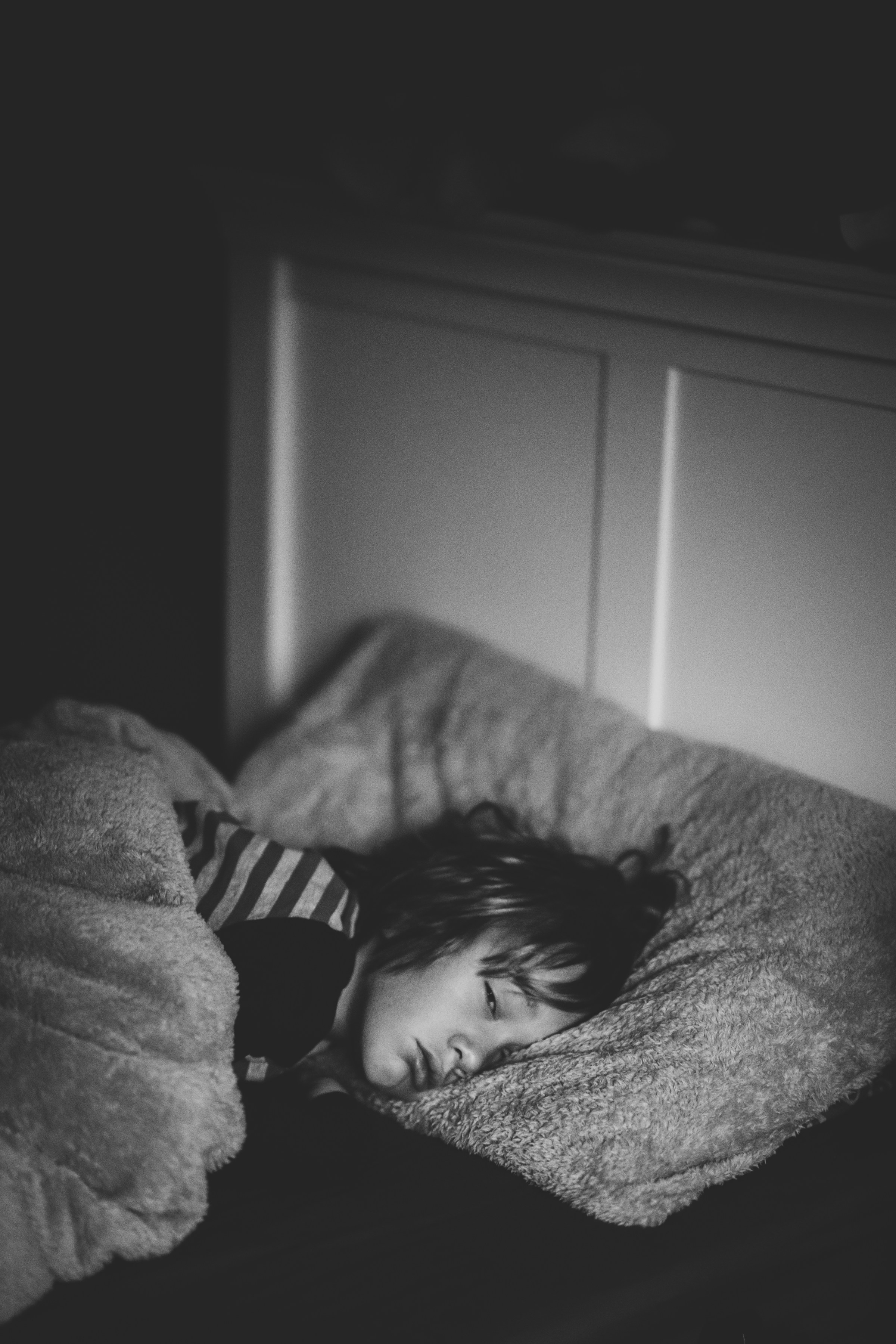 Un petit garçon couché dans son lit | Source : Unsplash