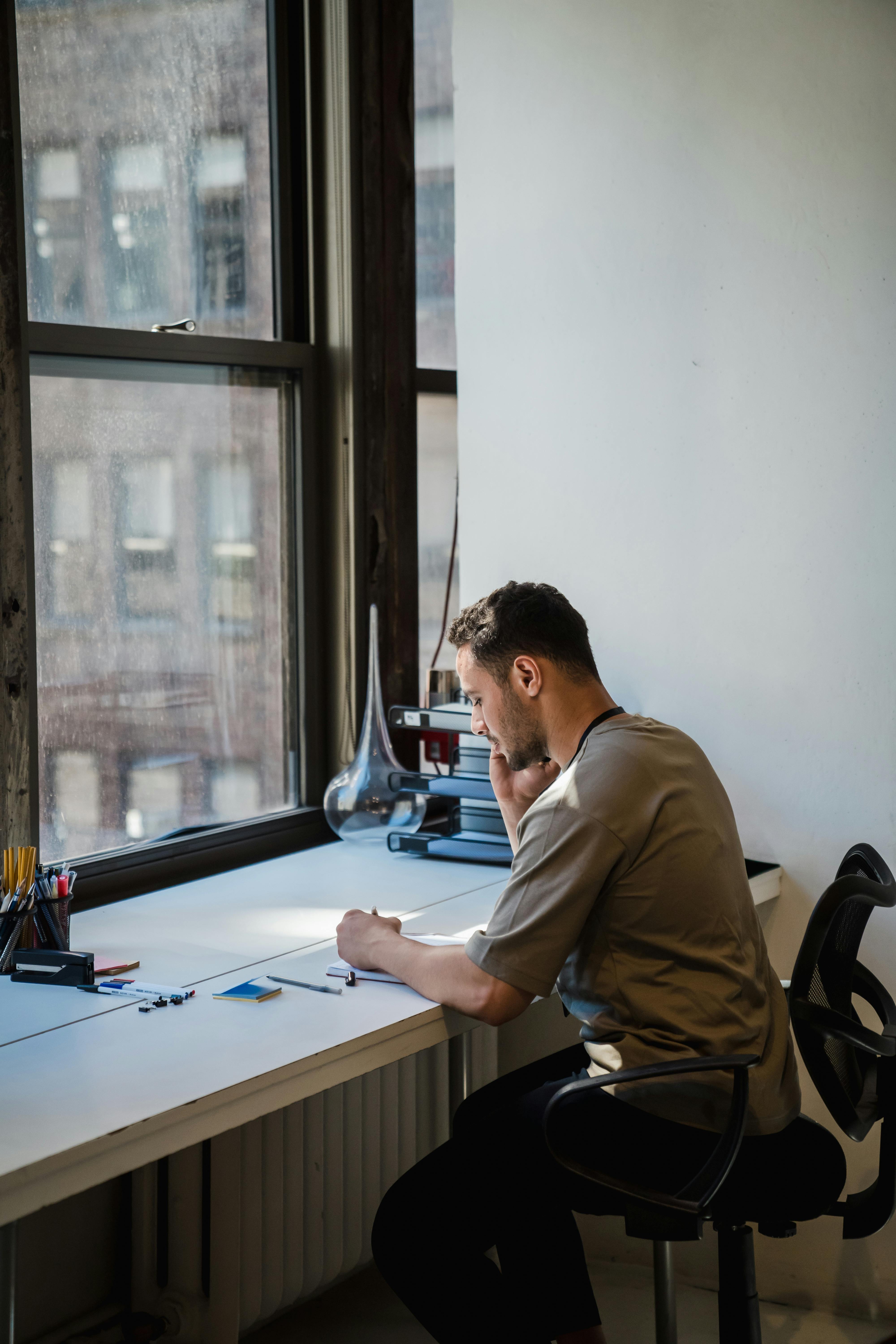 Un homme qui parle au téléphone | Source : Pexels