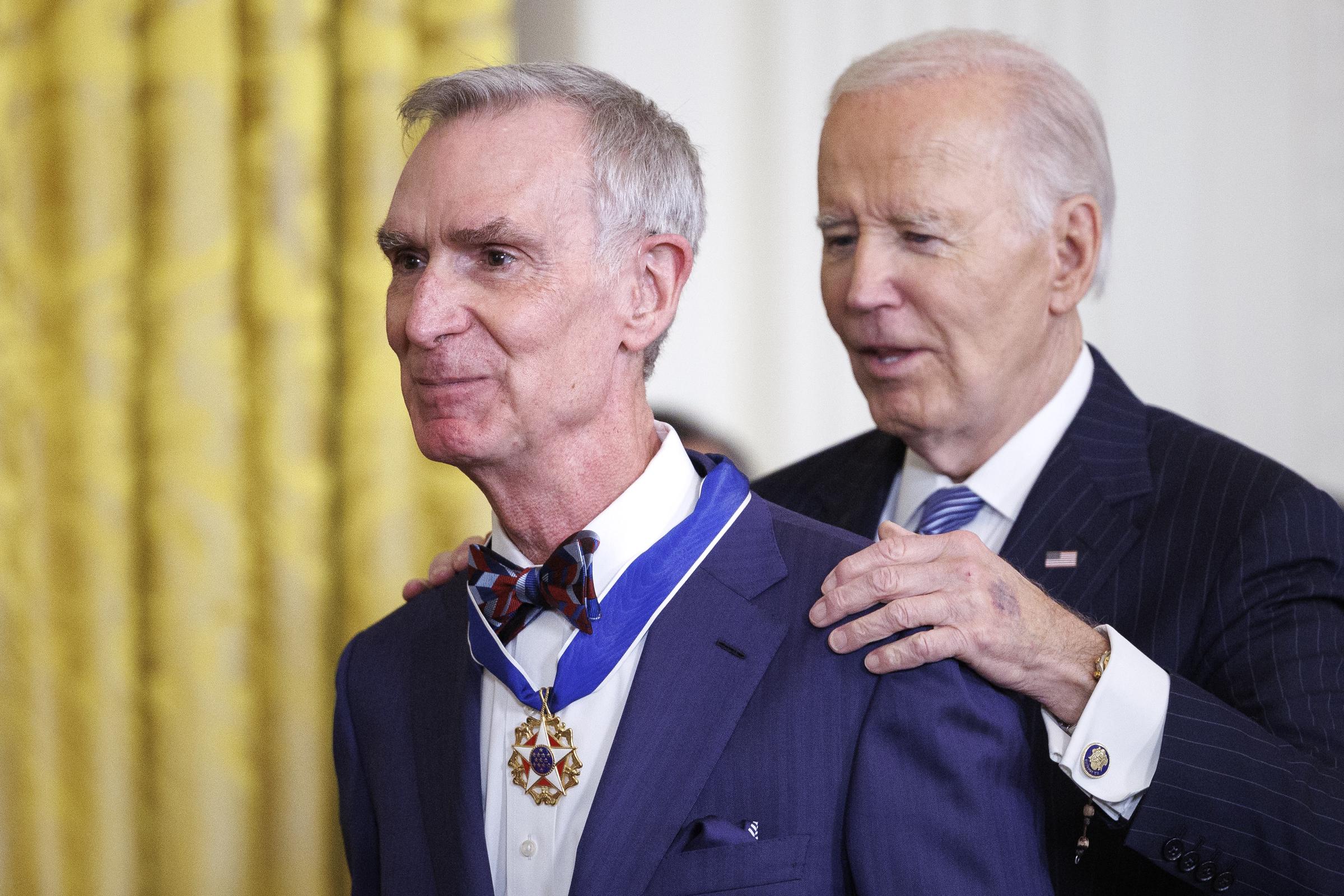 Le défenseur des sciences et animateur de télévision Bill Nye reçoit la médaille présidentielle de la liberté des mains de l'ancien président Joe Biden dans la salle Est de la Maison Blanche le 4 janvier 2025 à Washington, D.C. | Source : Getty Images