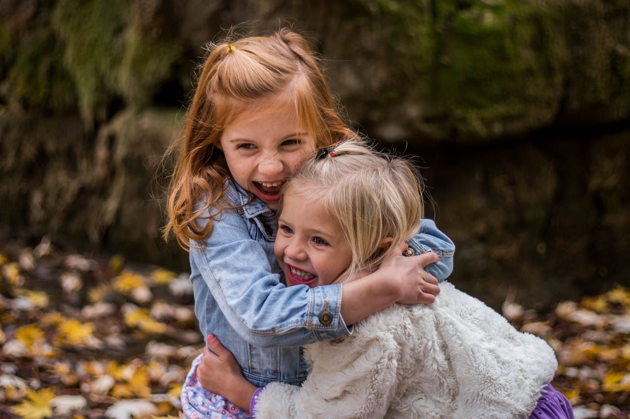 Deux petites filles se prennent dans les bras | Source : Pexels