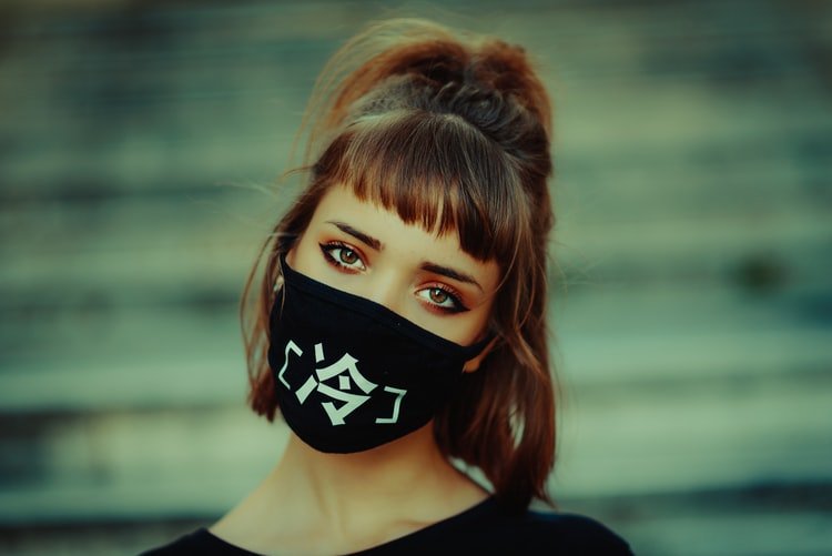 Une fille avec un masque. | Photo : Unsplash