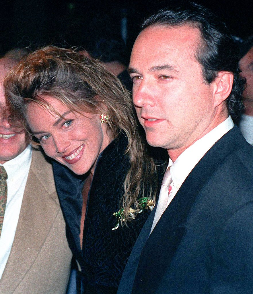 Sharon Stone avec le scénariste et producteur William J. MacDonald, vers 1993. І Sources : Getty Images
