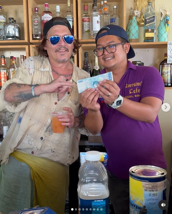 Johnny Depp et @killerbartender au Lorraine's Cafe &amp; High Tide à Exuma, aux Bahamas, le 30 août 3034 | Source : Instagram/killerbartender