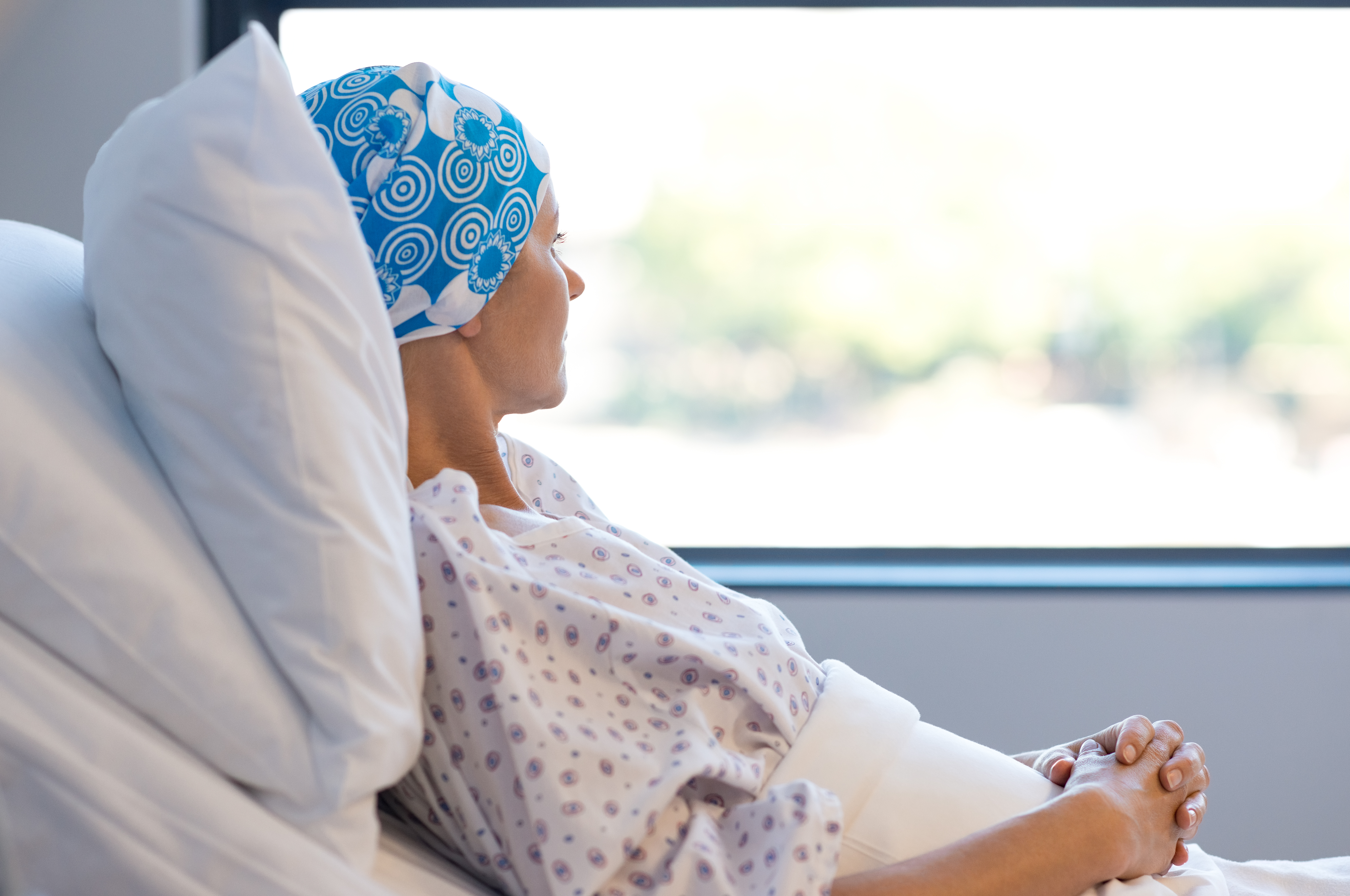 Une femme dans un lit d'hôpital souffrant d'un cancer | Source : Shutterstock