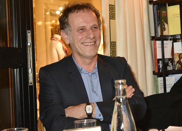 Charles Berling assiste à "Un Homme Sans Identite" : la dédicace du livre de Charles Berling aux Deux Magots le 14 janvier 2019 à Paris, France. | Photo : Getty Images