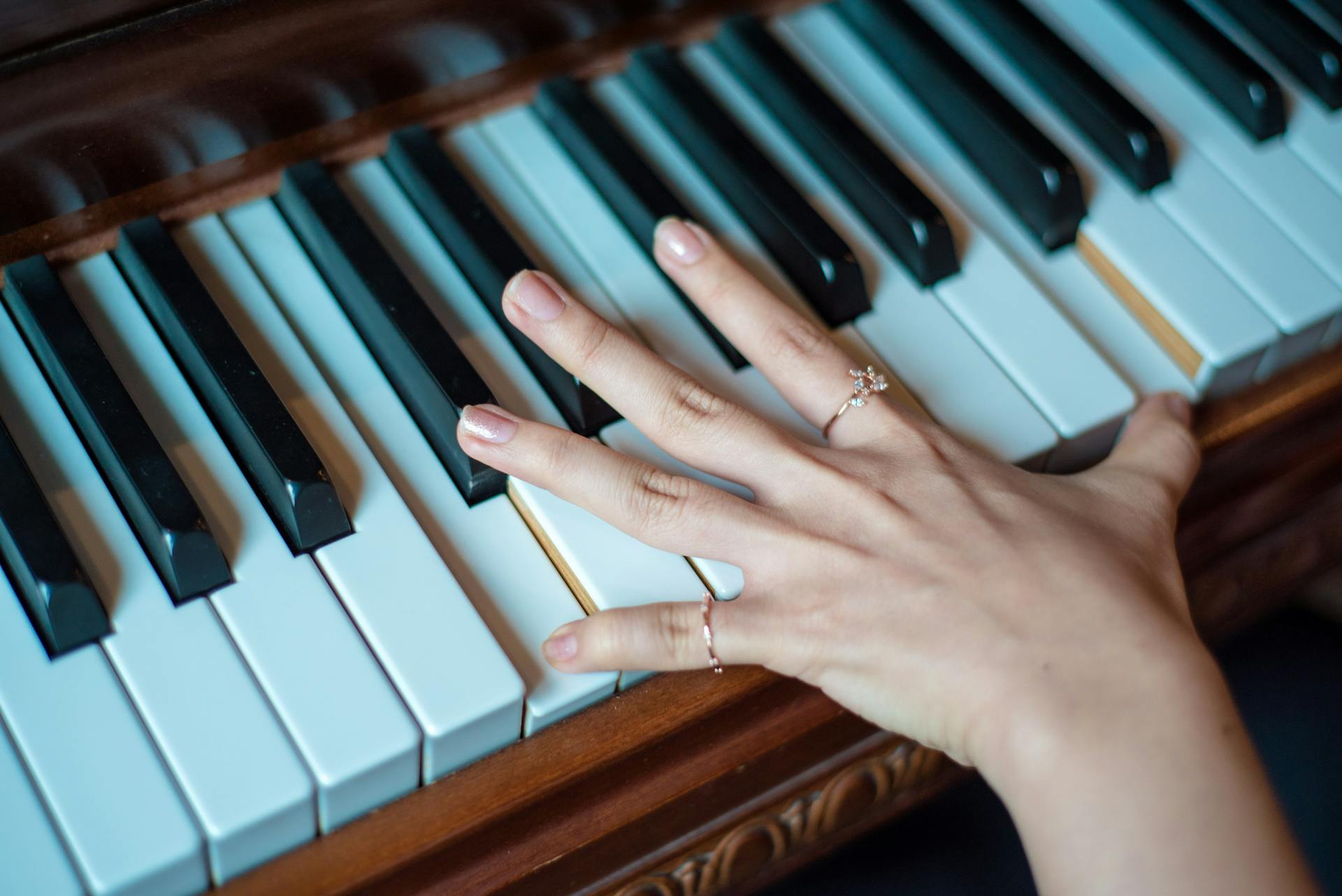 Une femme jouant du piano | Source : Pexels