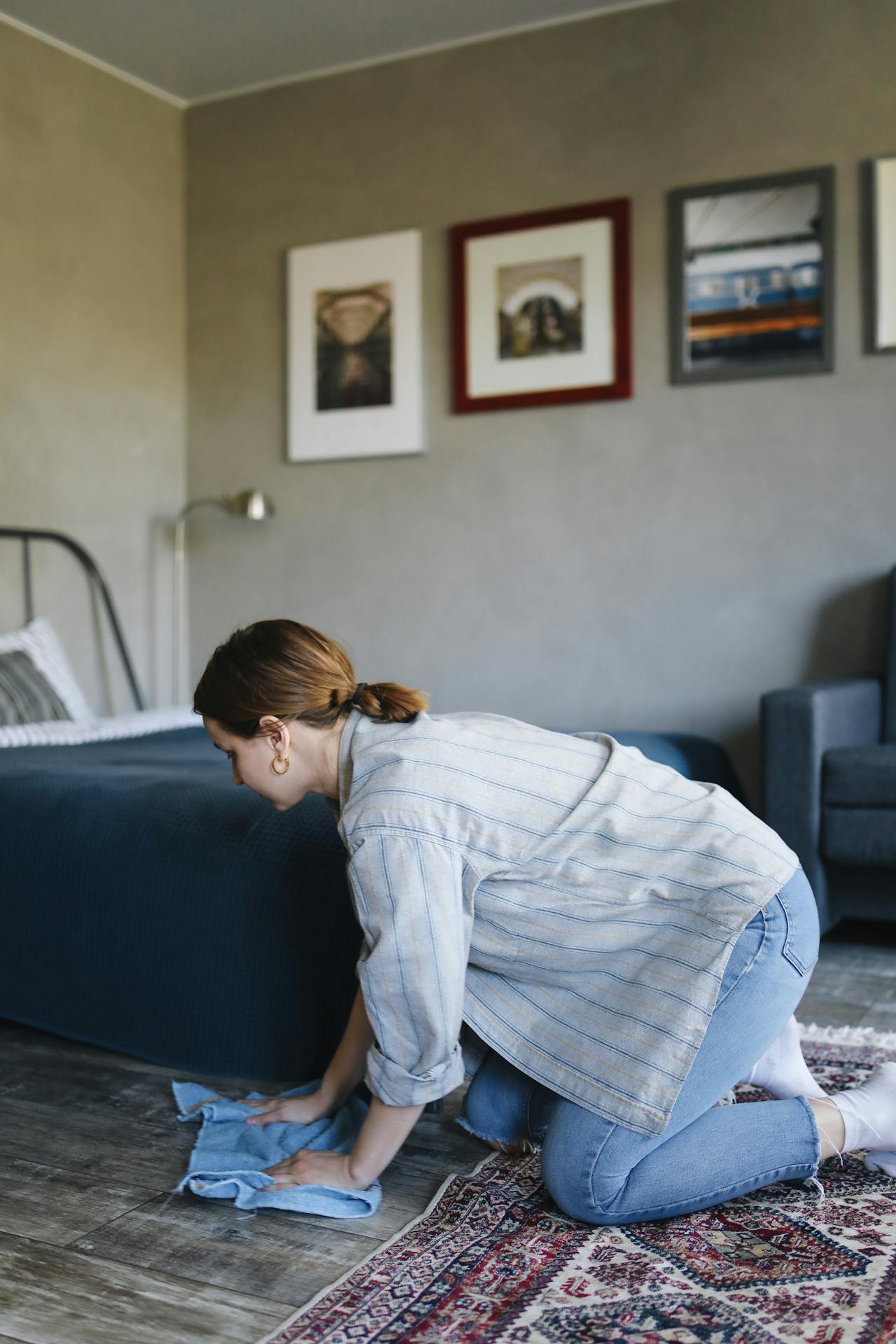 Une jeune femme qui nettoie le sol | Source : Pexels