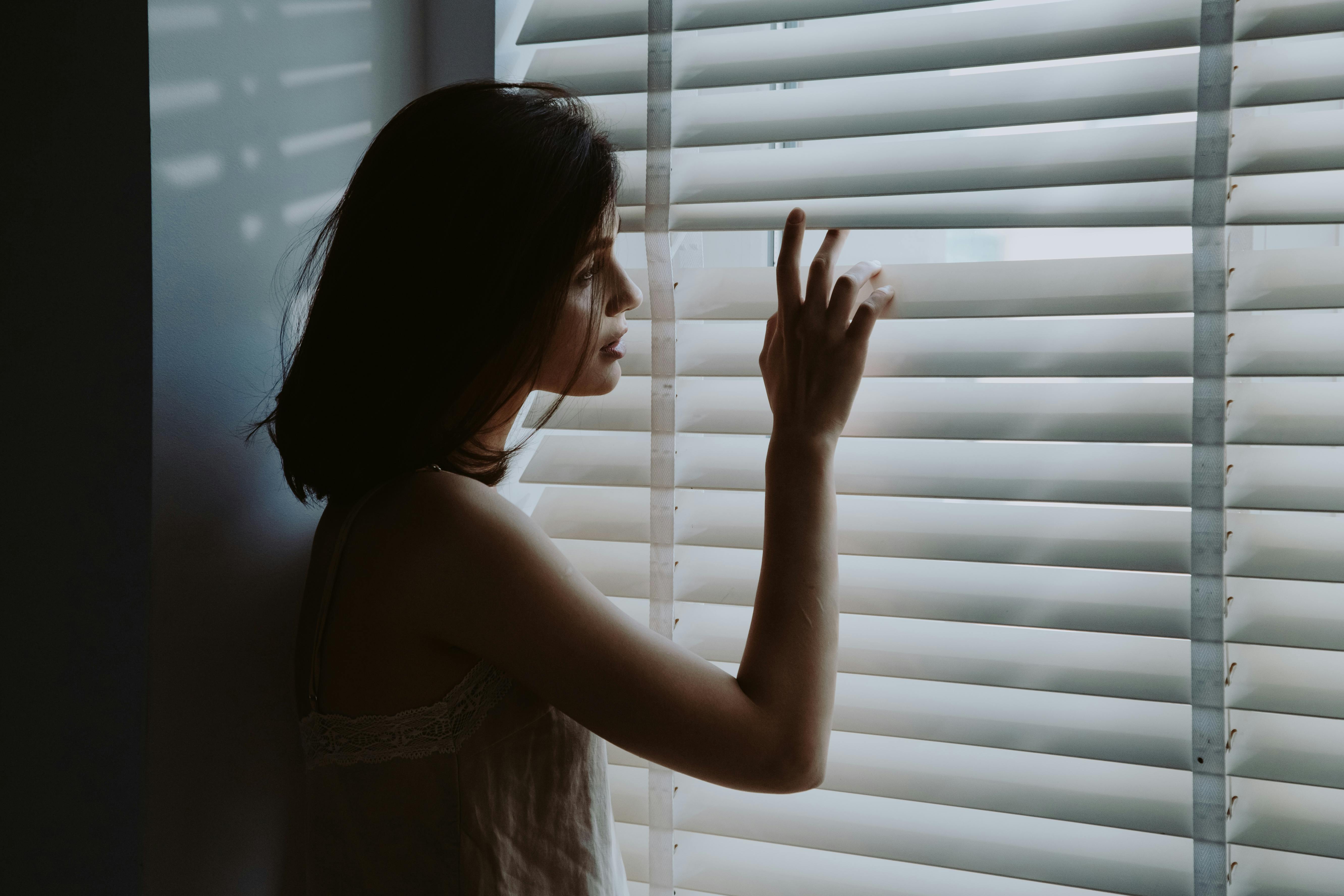 Une femme qui regarde par la fenêtre | Source : Pexels