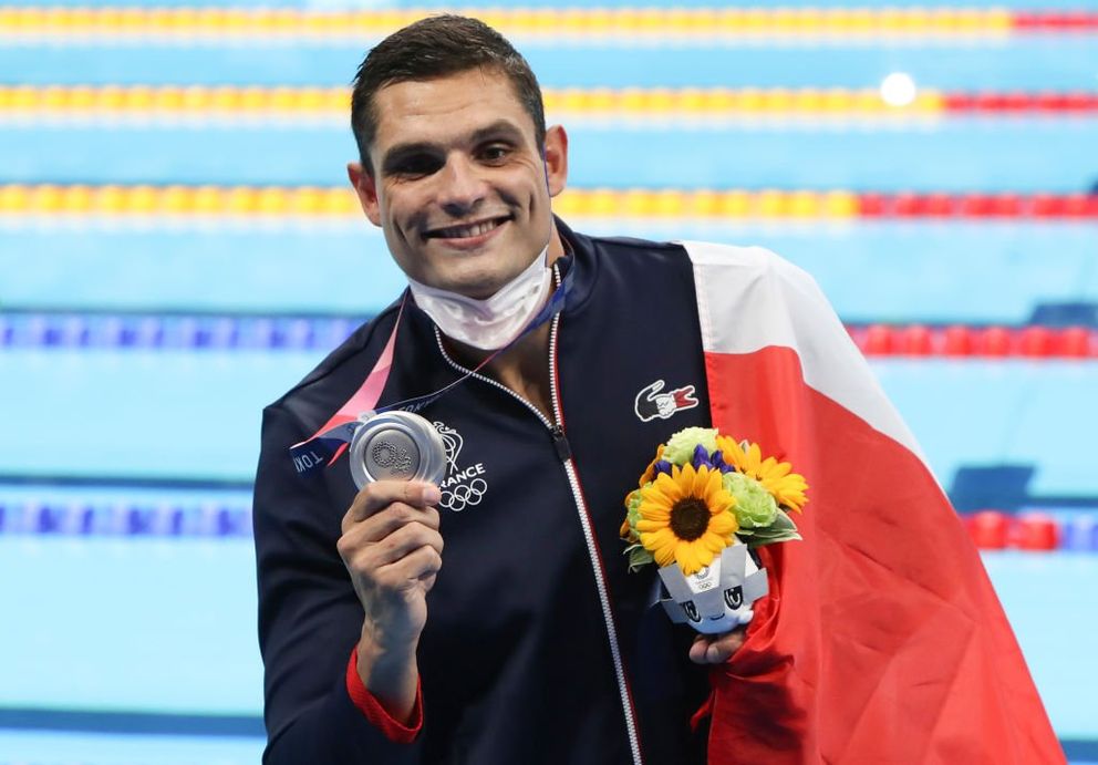 Florent Manaudou avec sa médaille d'argent aux Jeux Olympiques de Tokyo 2020. | Photo : Getty Images