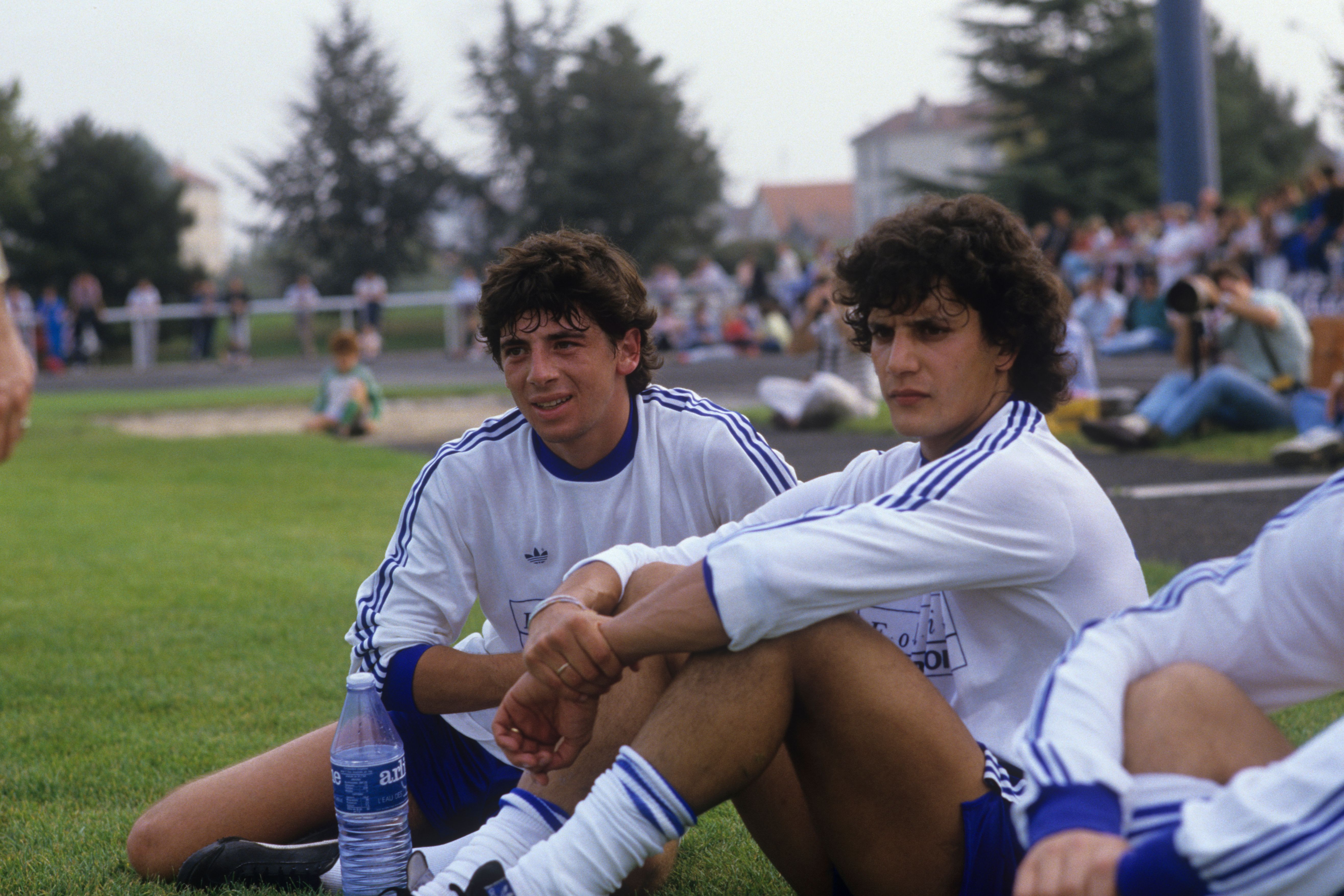 'acteur Patrick BRUEL et le footballeur William AYACHE. Octobre 1986. | Photo : Getty Images