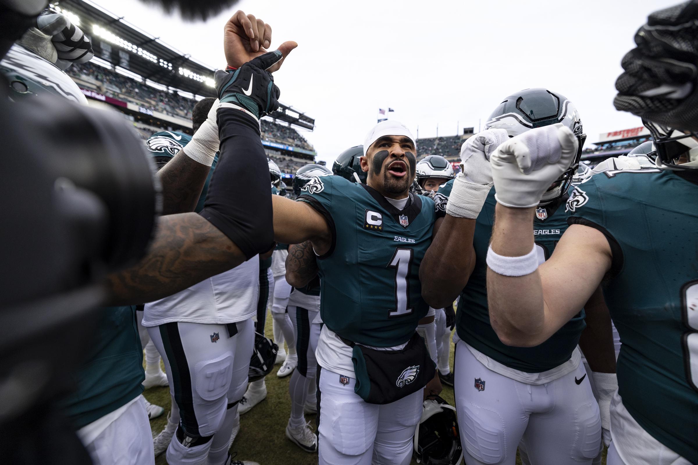 Jalen Hurts dirigeant les Philadelphia Eagles dans un caucus avant le match. | Source : Getty Images